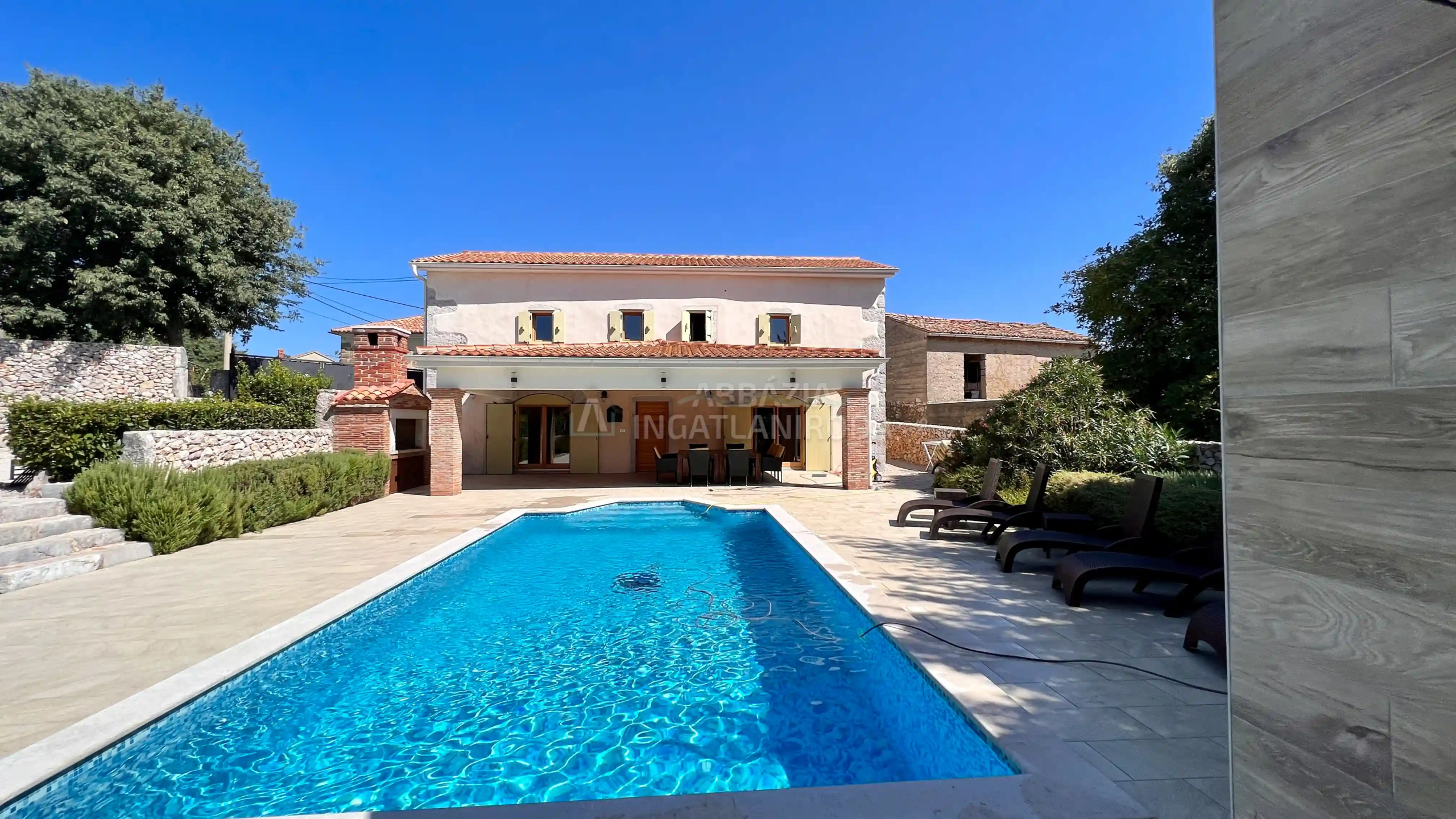 Garica – Önálló villa medencével