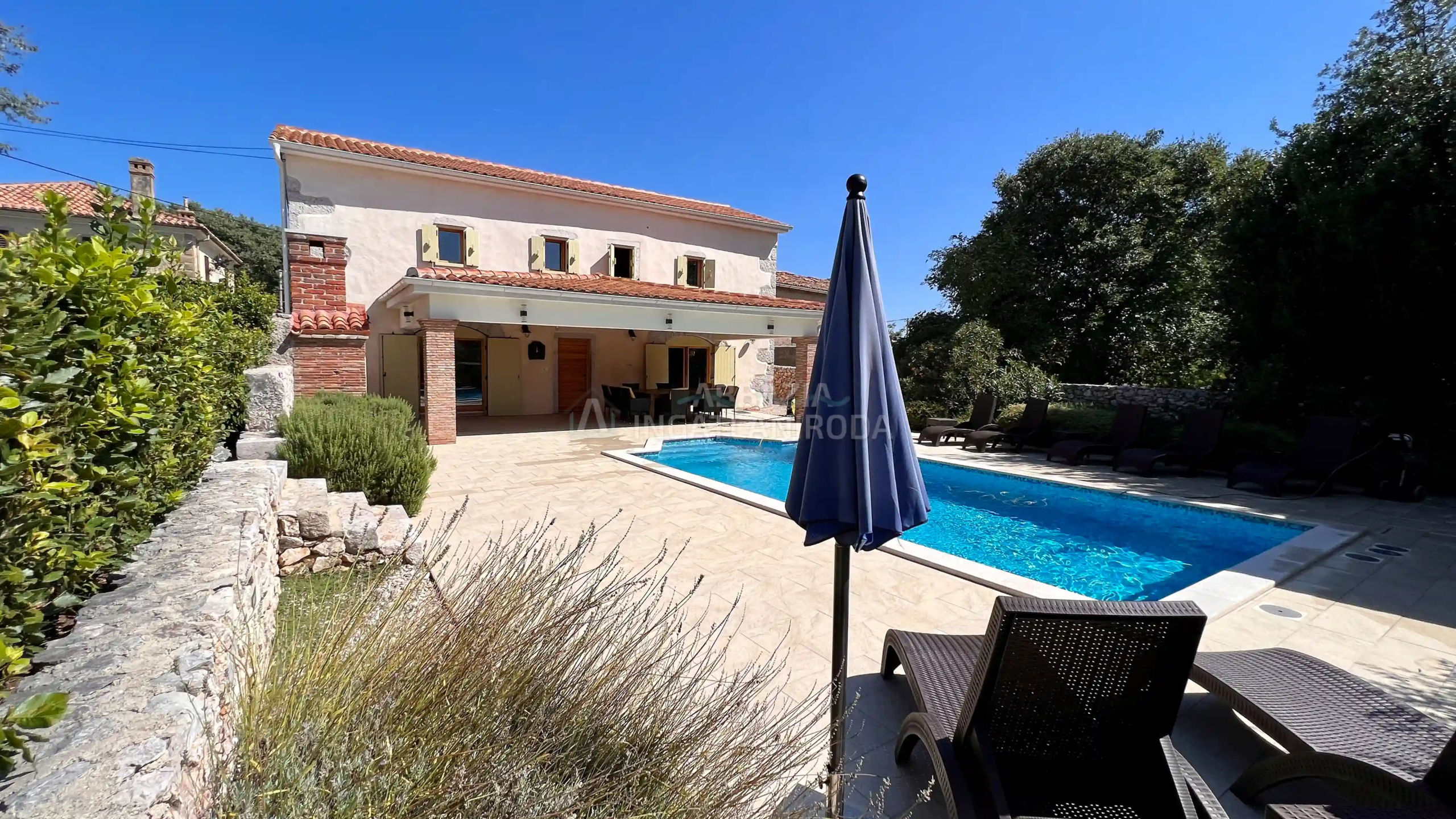 Garica – Önálló villa medencével