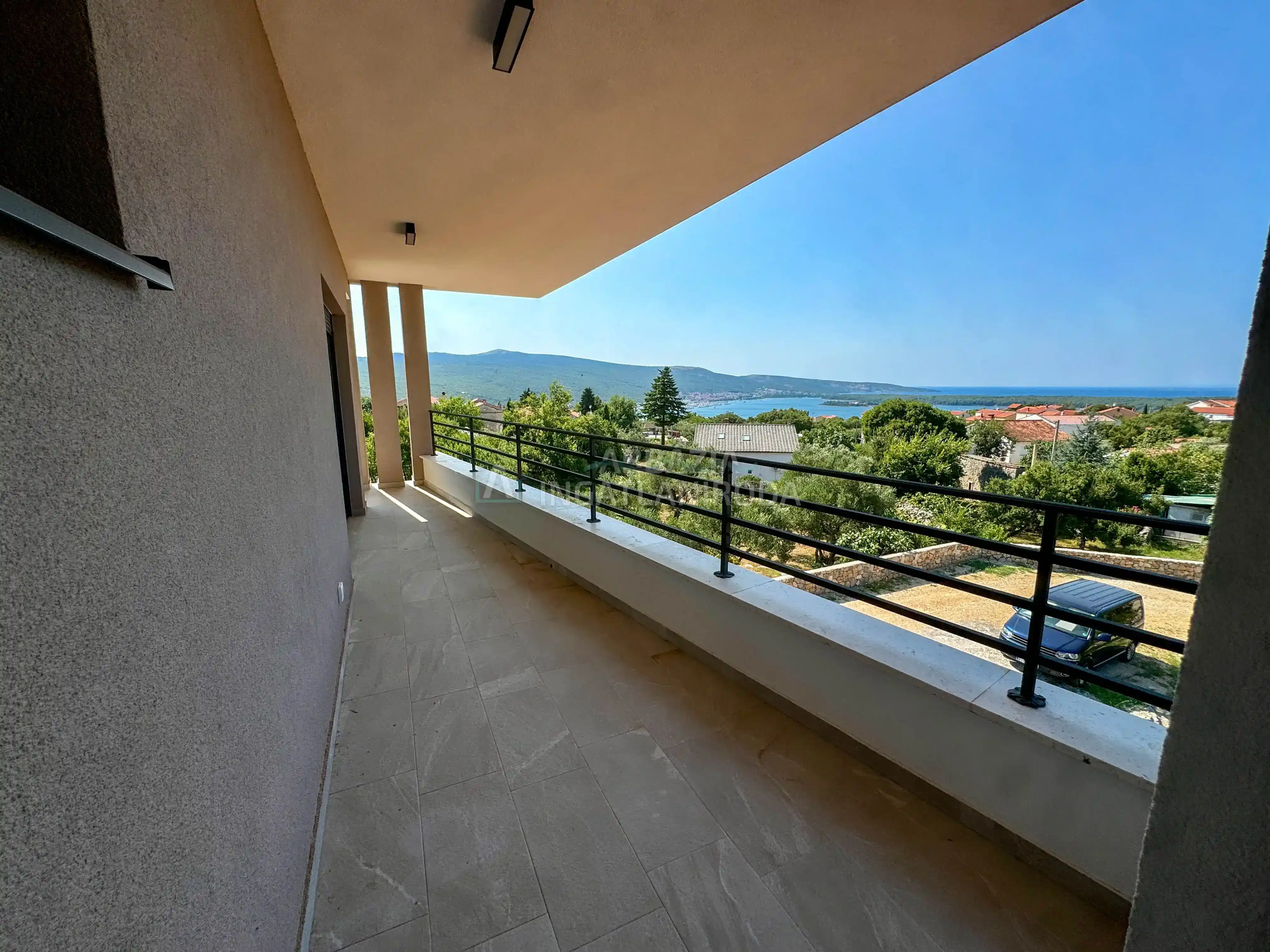 Kornić – Önálló családi ház tengeri panorámával és medencével