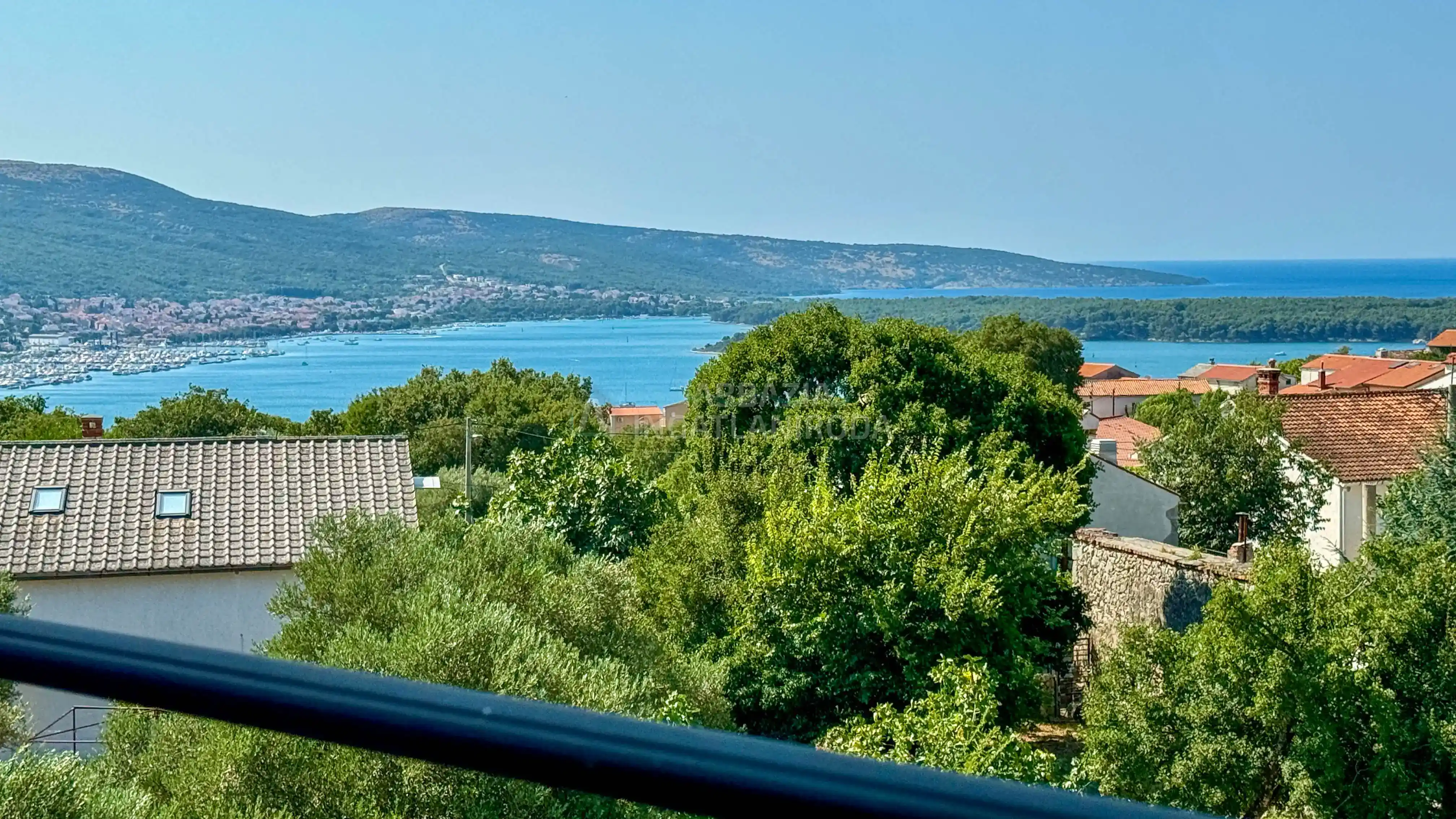 Kornić – Önálló családi ház tengeri panorámával és medencével