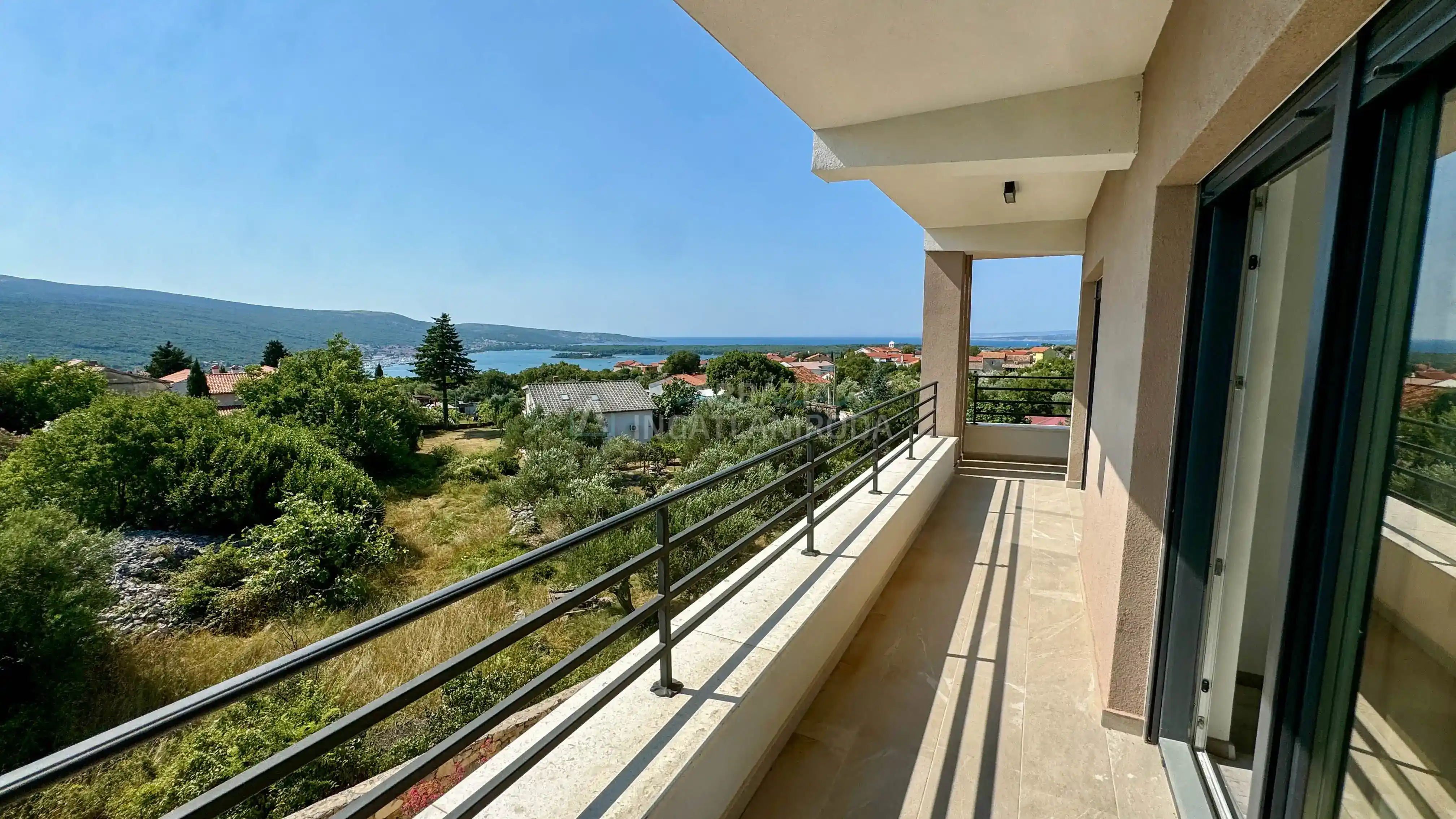 Kornić – Önálló családi ház tengeri panorámával és medencével