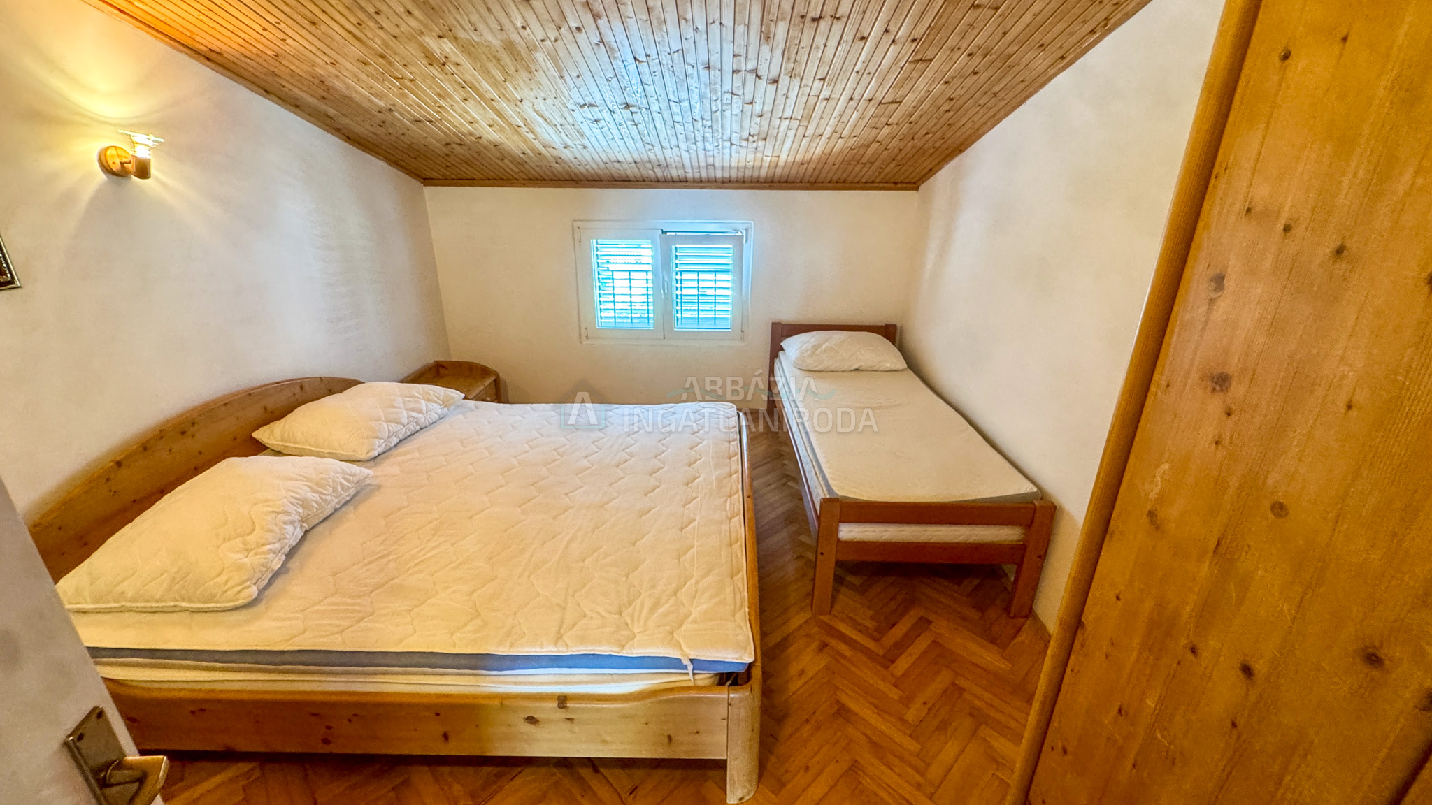 Eladó ingatlan Krk városában – három lakóegységes ikerház a központ közelében