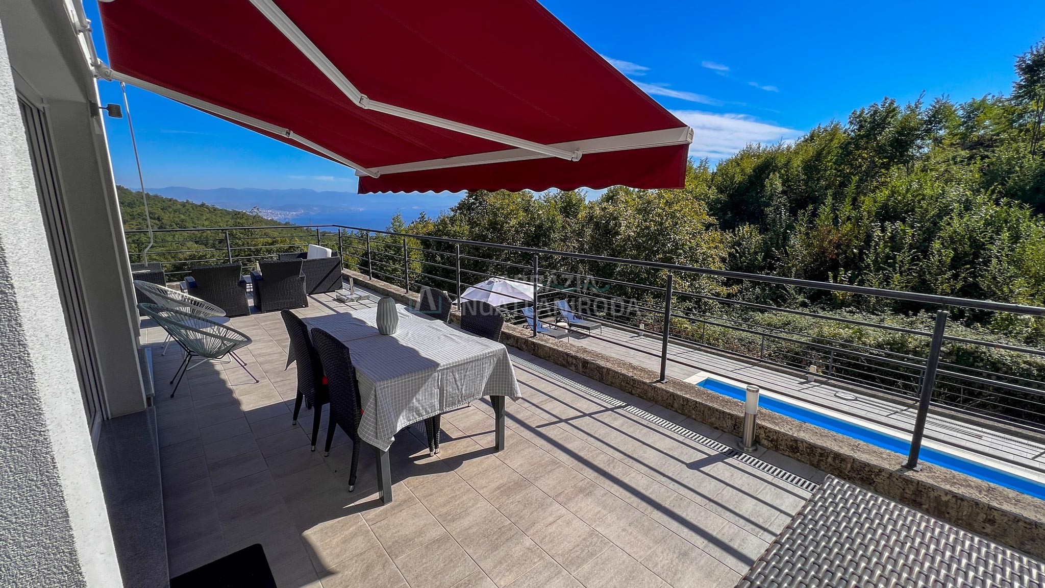 Önálló családi ház tengeri panorámával és medencével