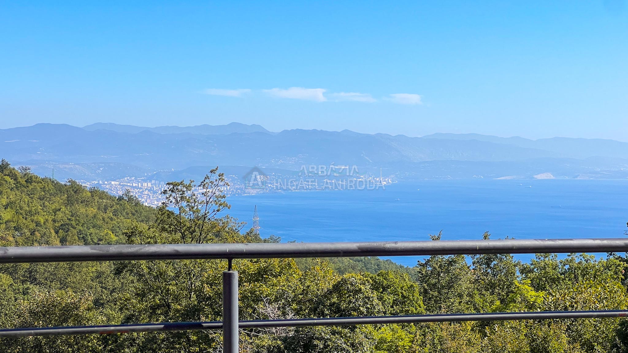 Önálló családi ház tengeri panorámával és medencével