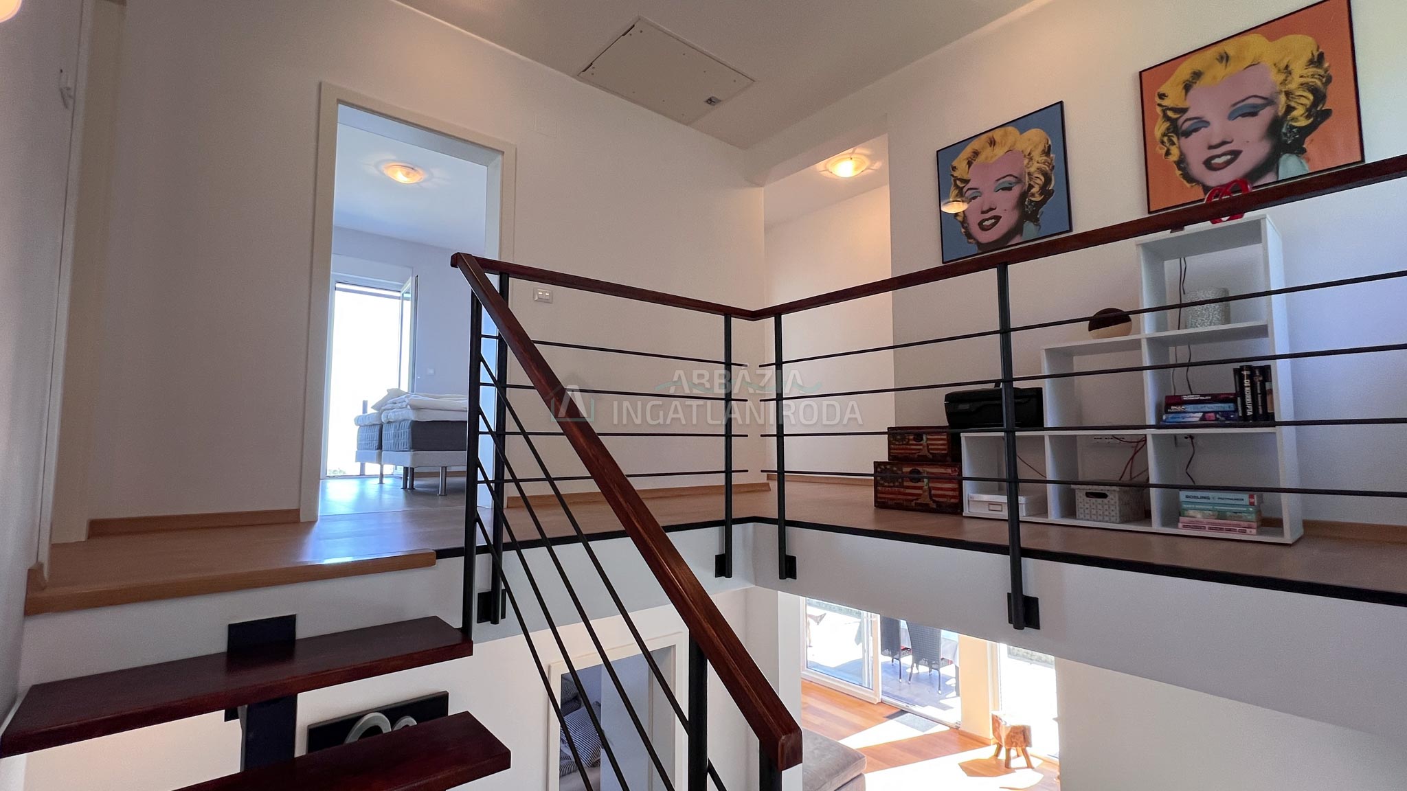 Önálló családi ház tengeri panorámával és medencével