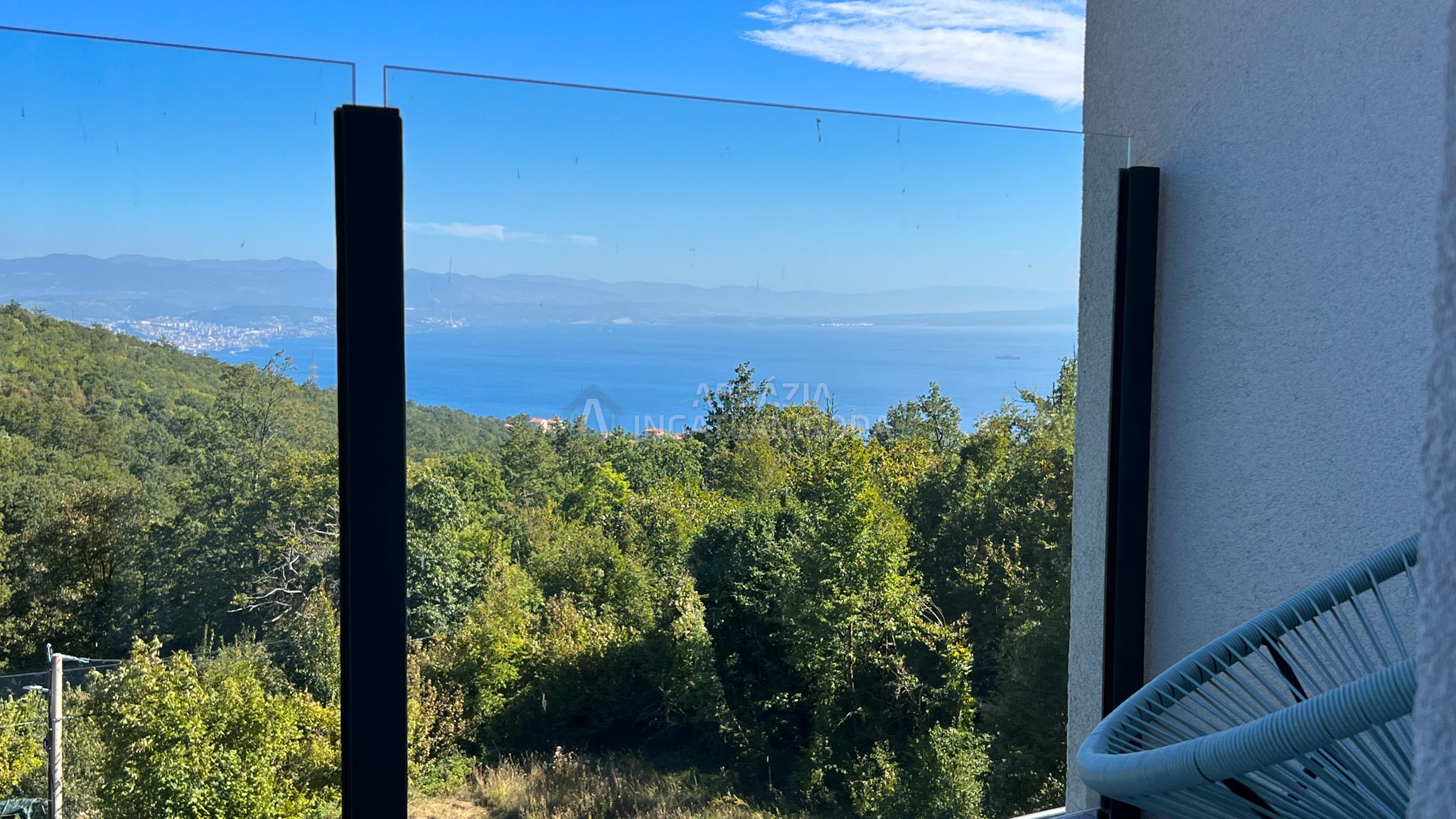 Önálló családi ház tengeri panorámával és medencével