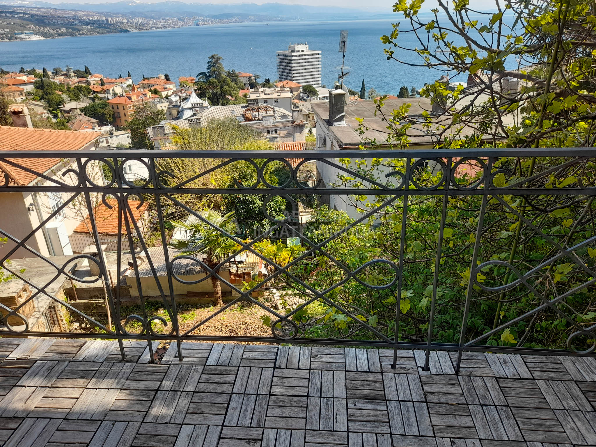 Opatija – Panorámás családi ház 5 percre a tengertől, kiemelkedő befektetési lehetőség