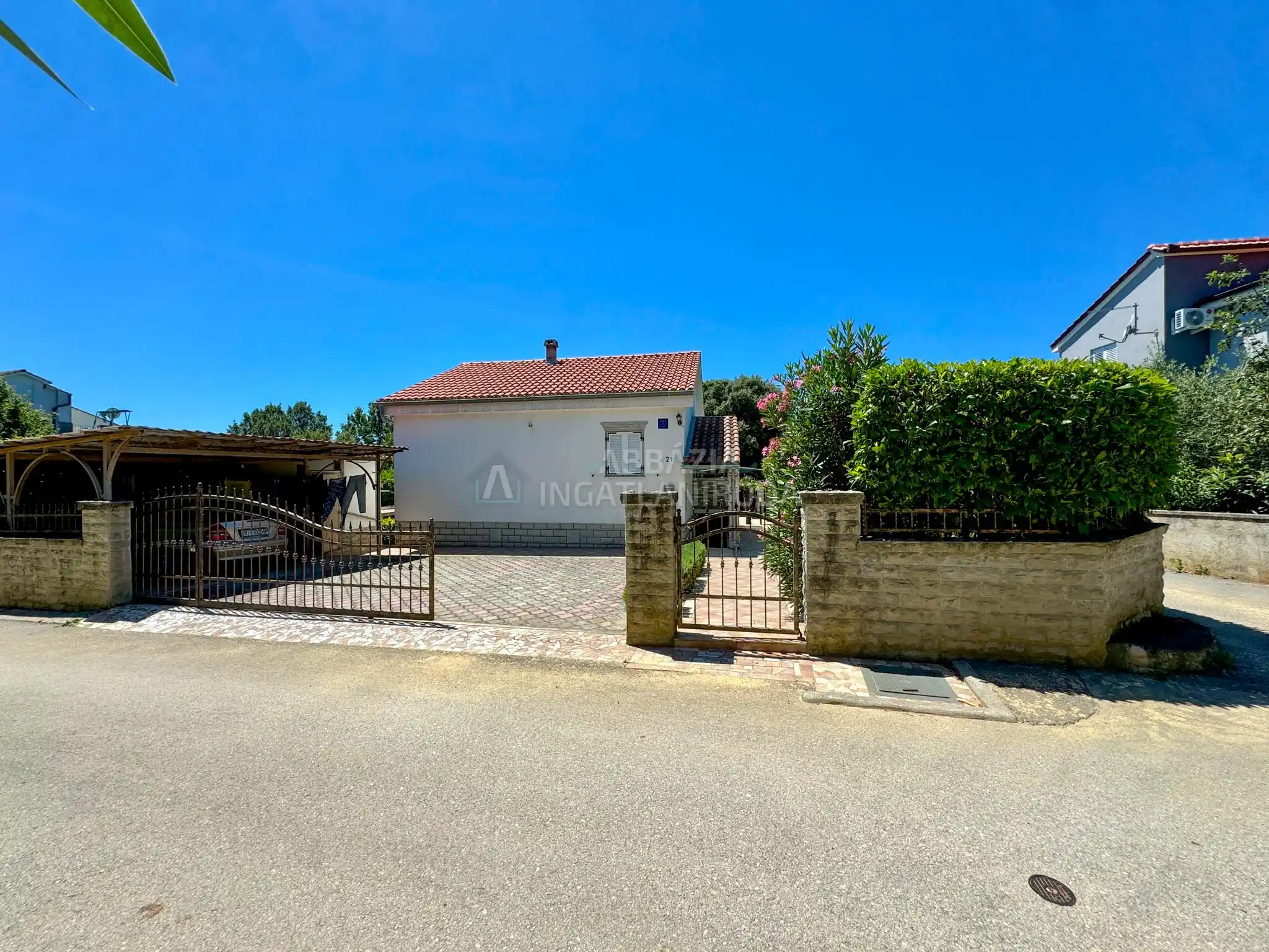 Pinezići – Apartmanház szép kerttel és medencével