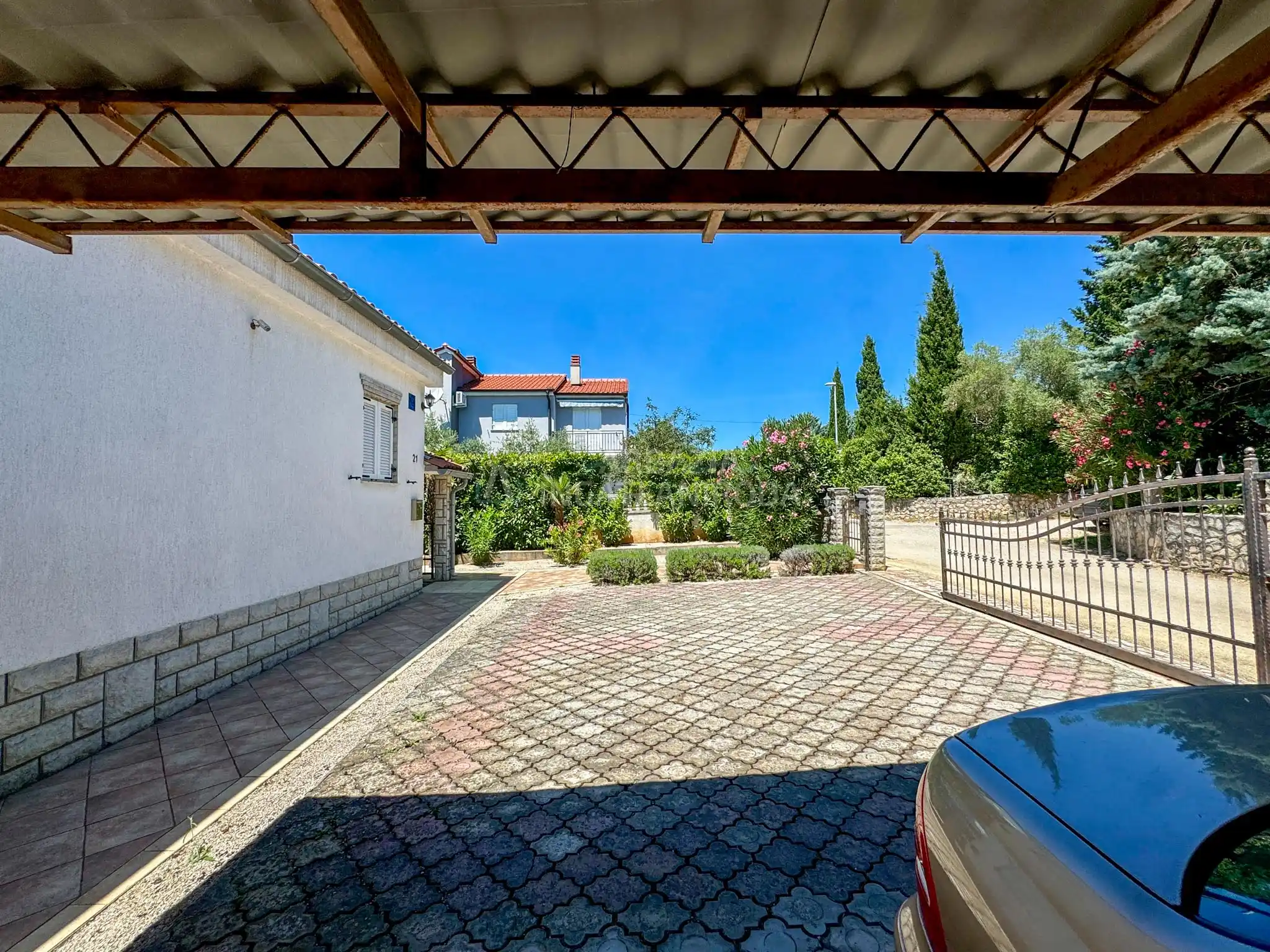 Pinezići – Apartmanház szép kerttel és medencével
