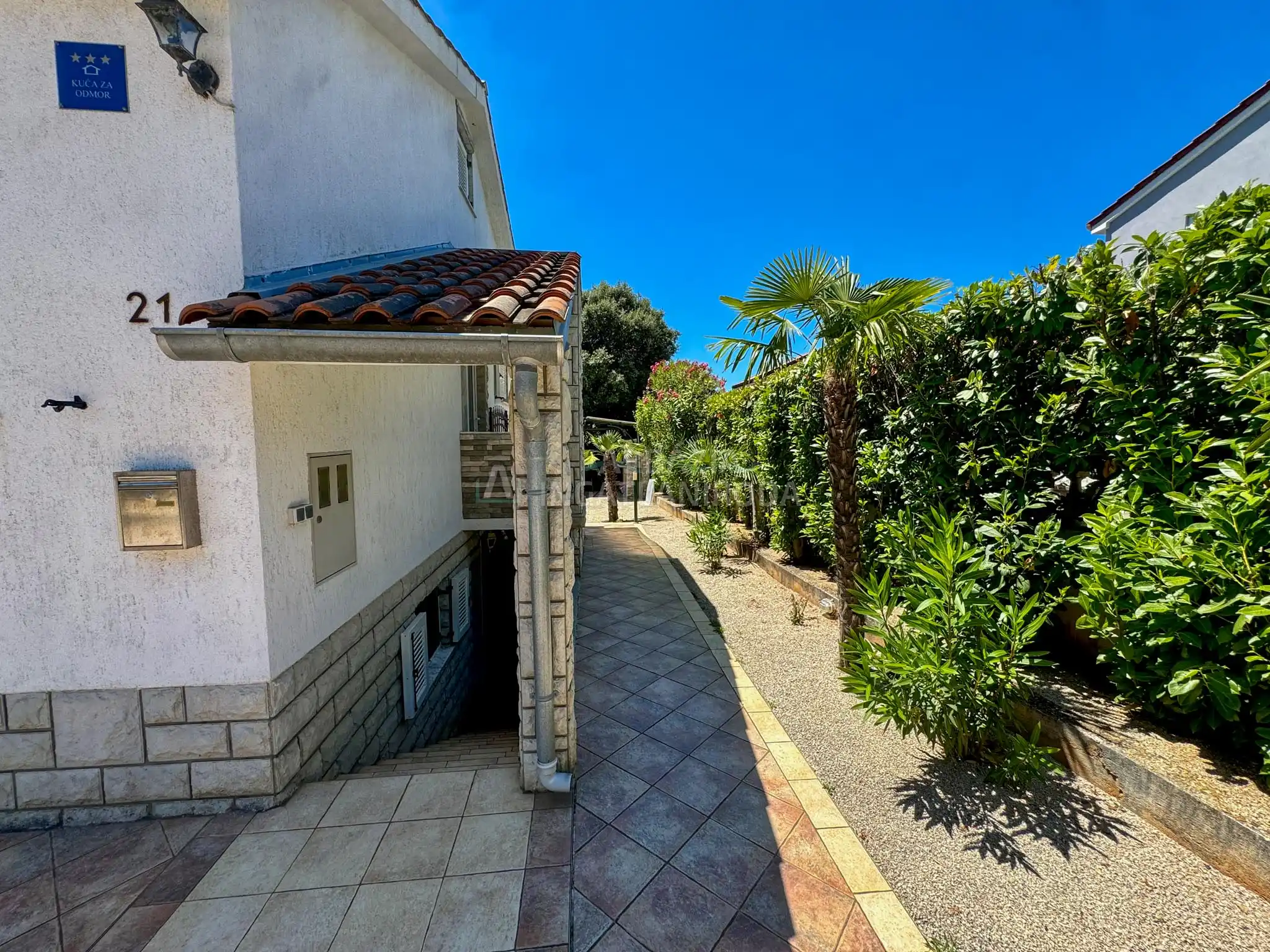 Pinezići – Apartmanház szép kerttel és medencével