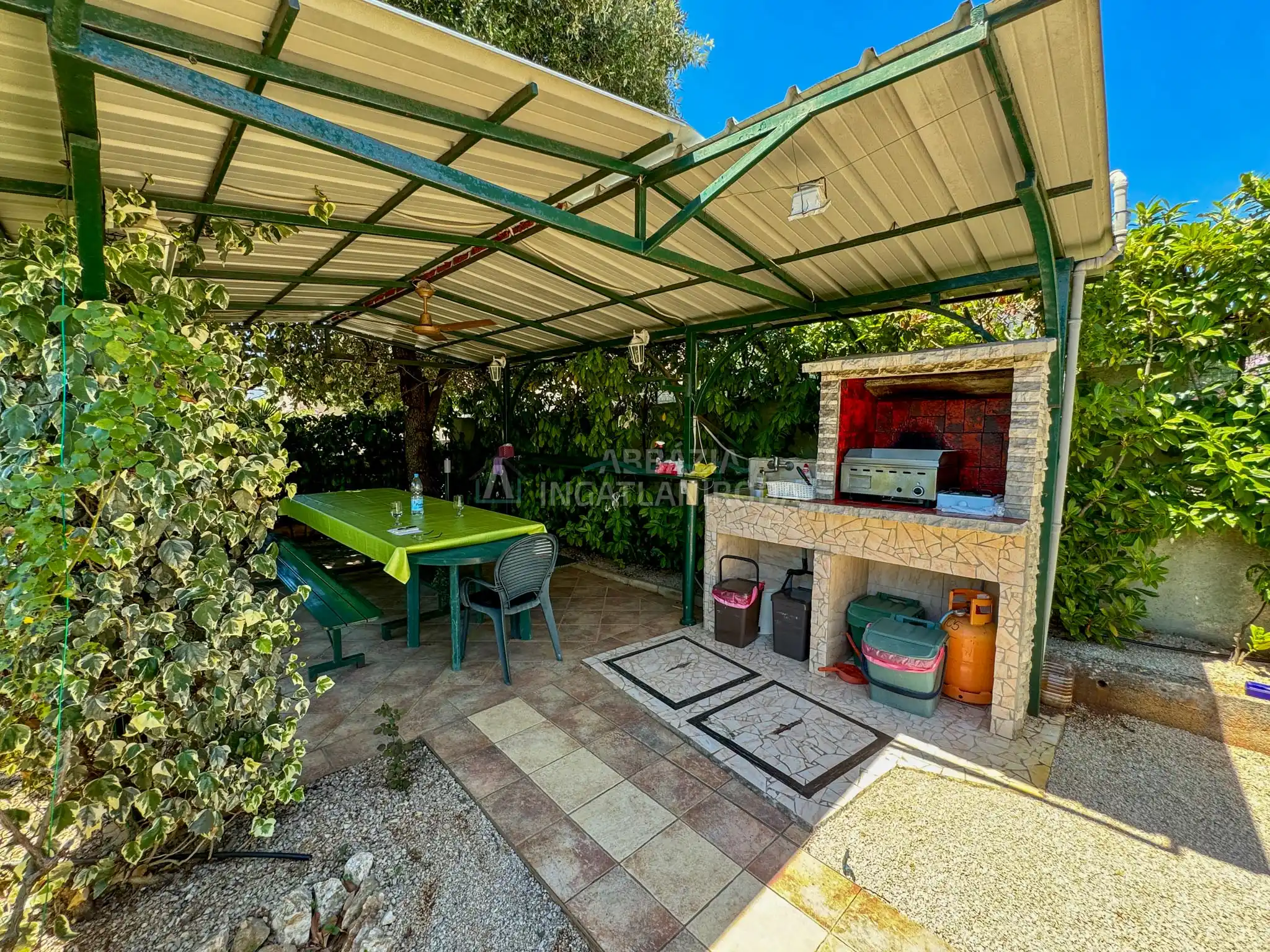 Pinezići – Apartmanház szép kerttel és medencével