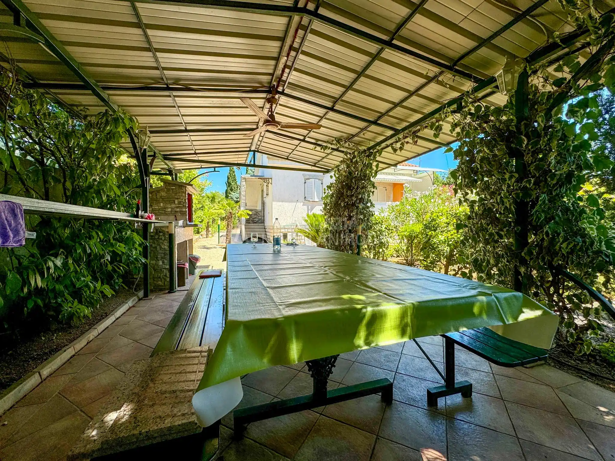 Pinezići – Apartmanház szép kerttel és medencével