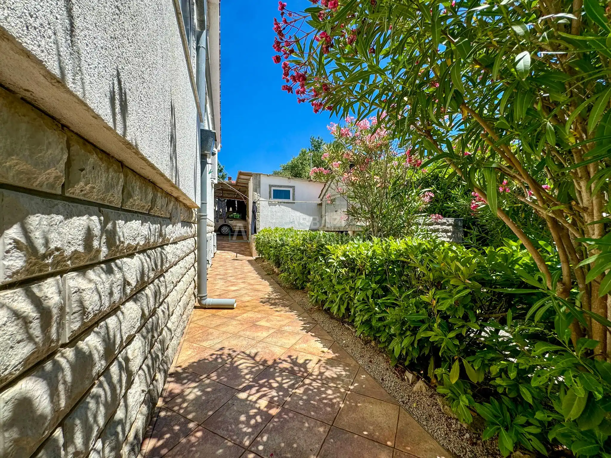 Pinezići – Apartmanház szép kerttel és medencével