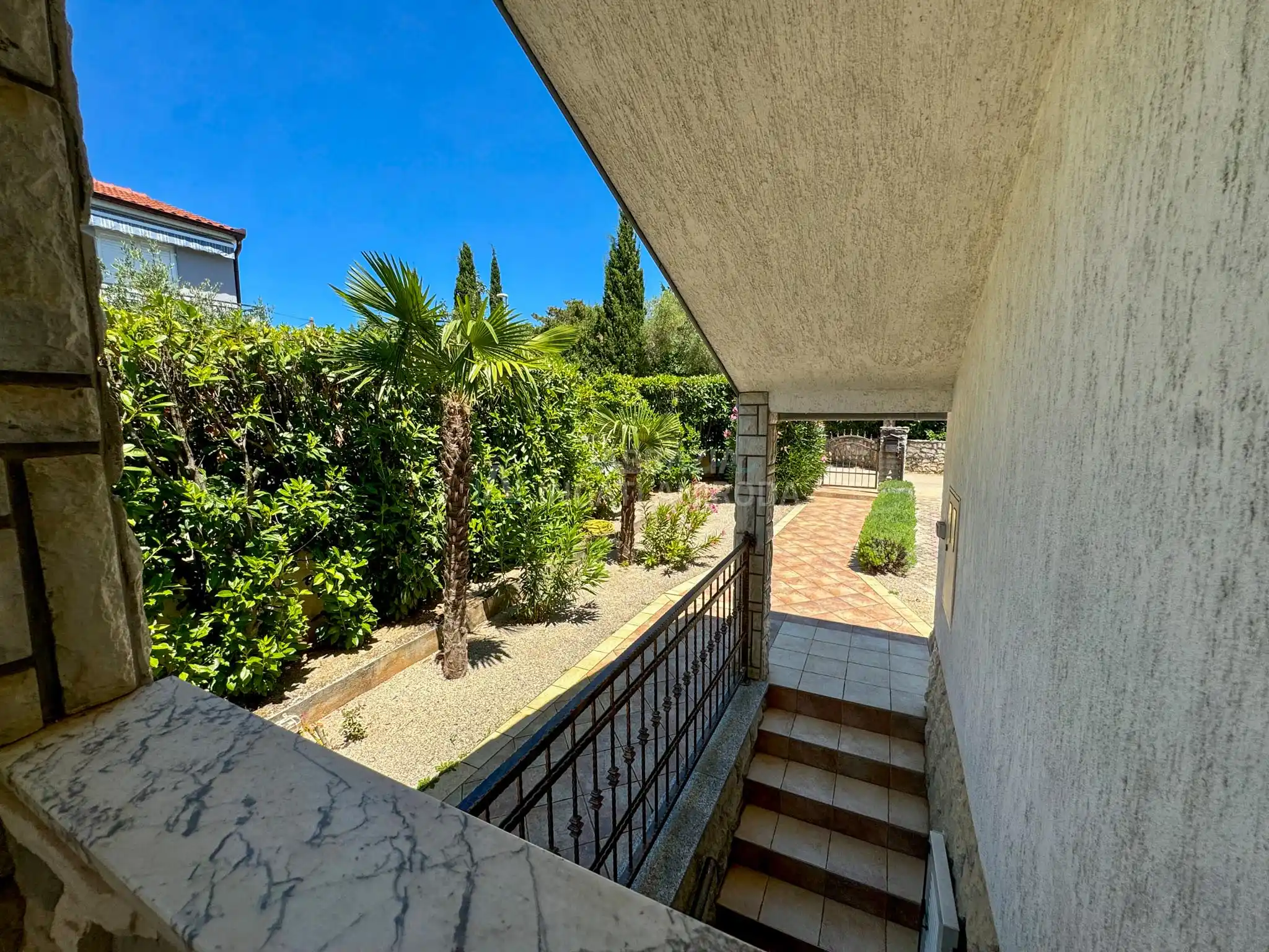 Pinezići – Apartmanház szép kerttel és medencével