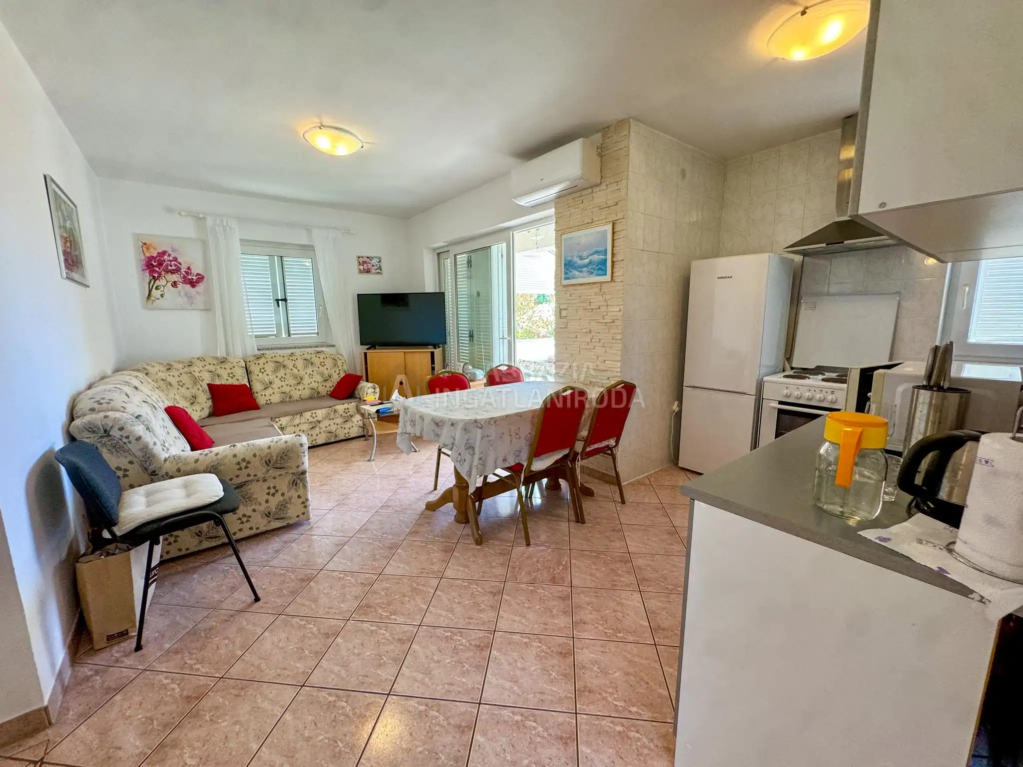 Pinezići – Apartmanház szép kerttel és medencével