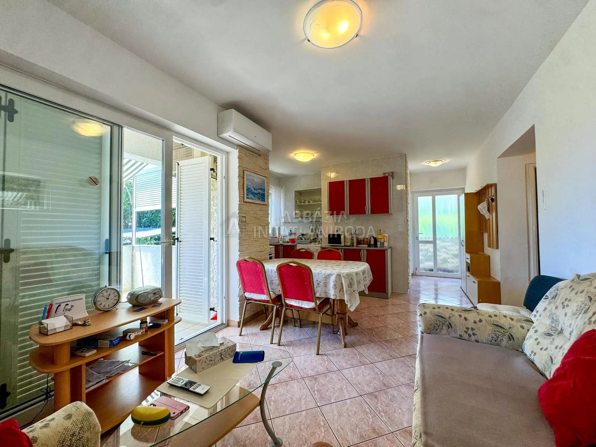 Pinezići – Apartmanház szép kerttel és medencével