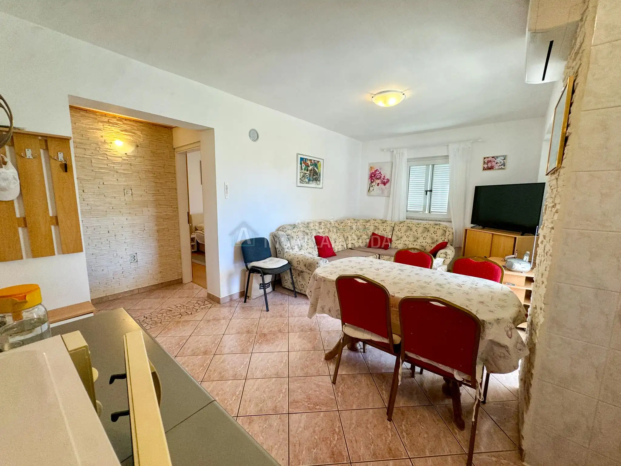 Pinezići – Apartmanház szép kerttel és medencével