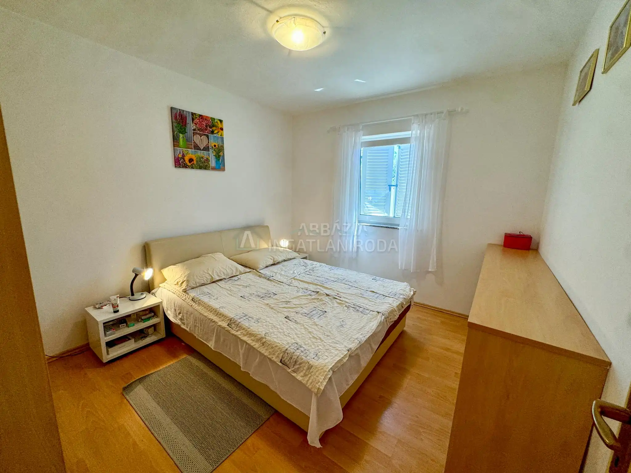 Pinezići – Apartmanház szép kerttel és medencével