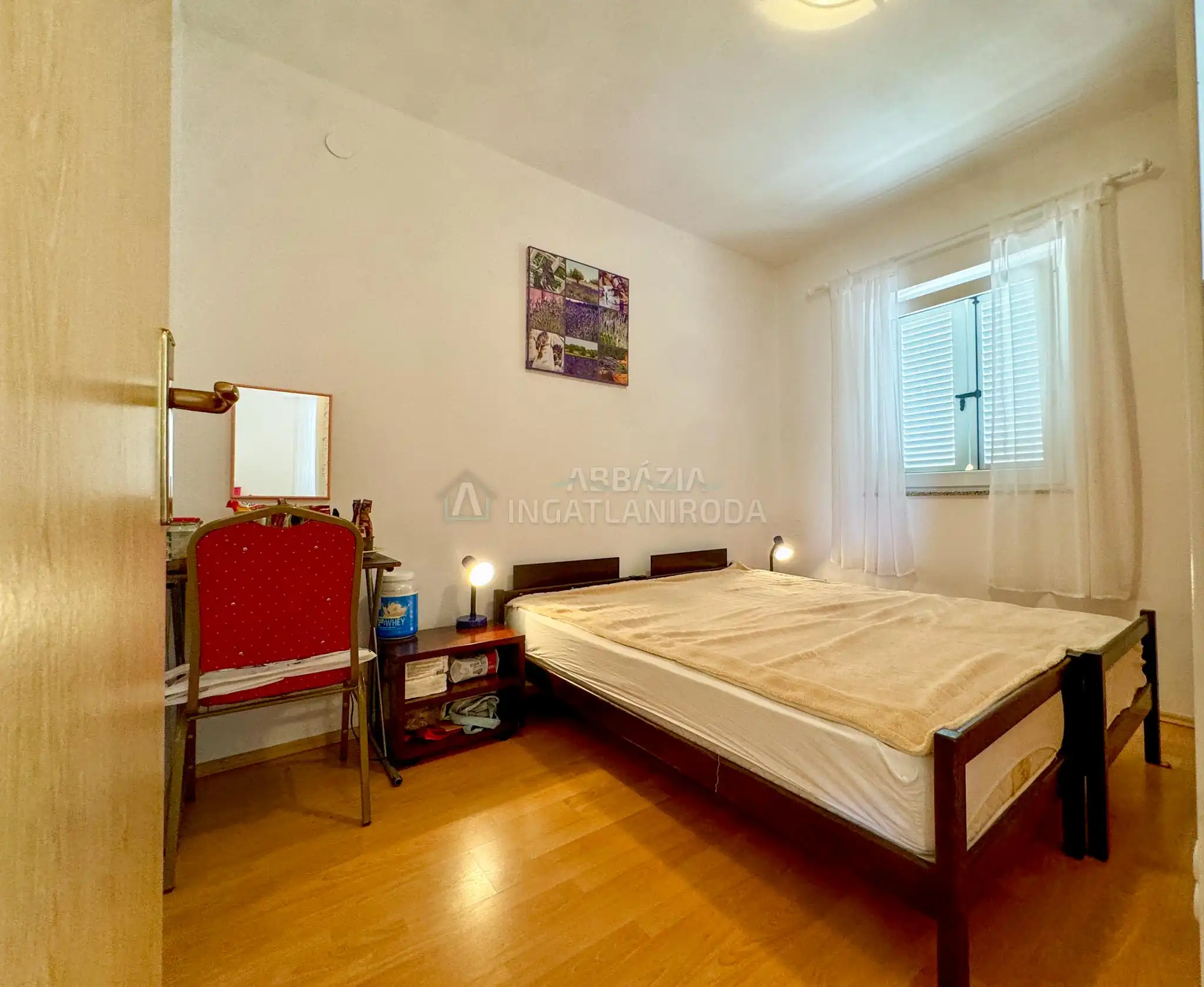 Pinezići – Apartmanház szép kerttel és medencével