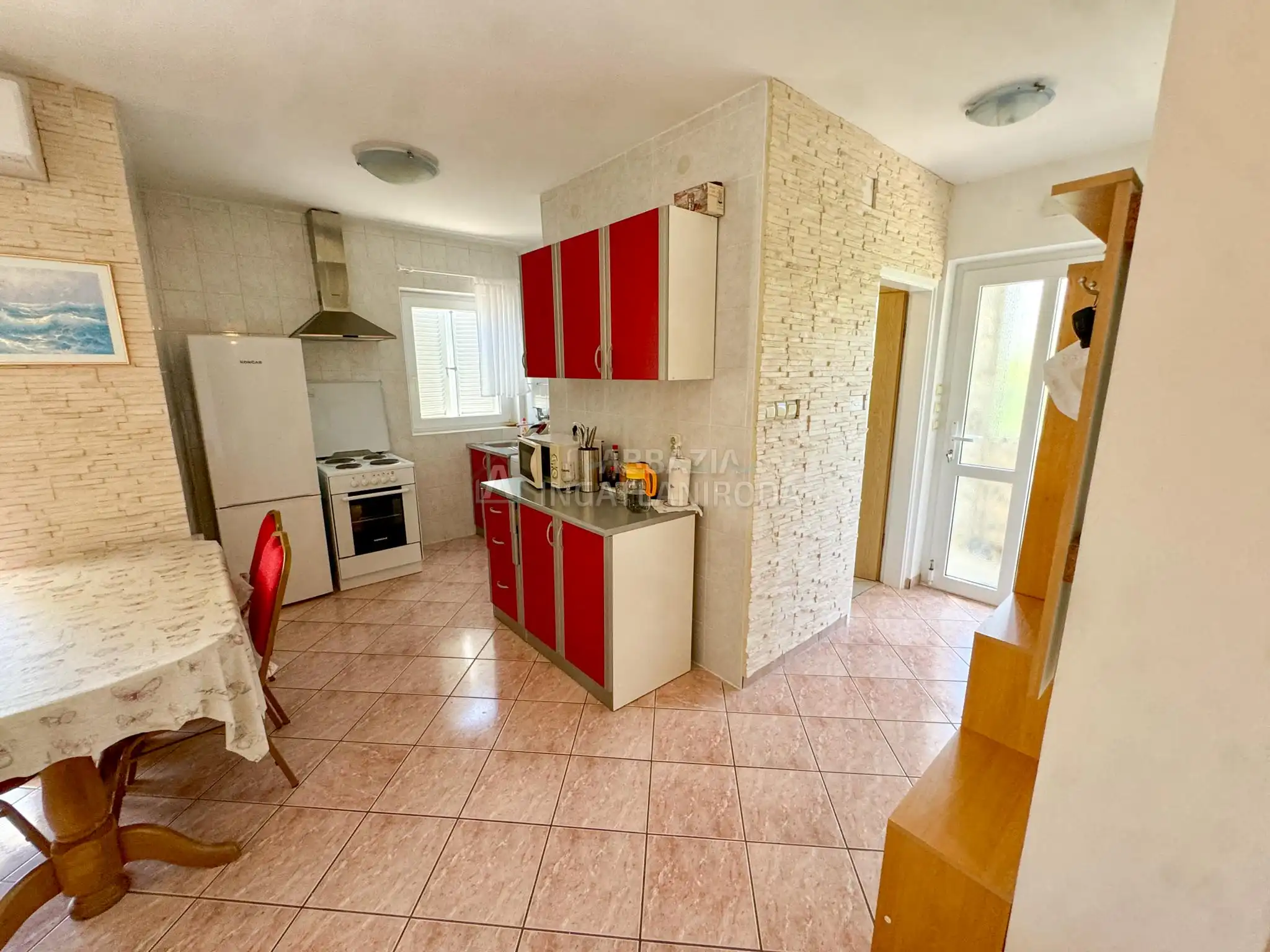Pinezići – Apartmanház szép kerttel és medencével