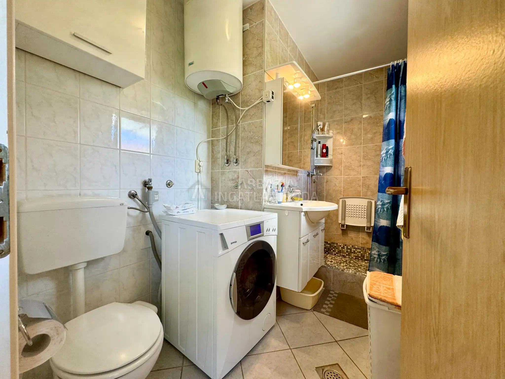 Pinezići – Apartmanház szép kerttel és medencével