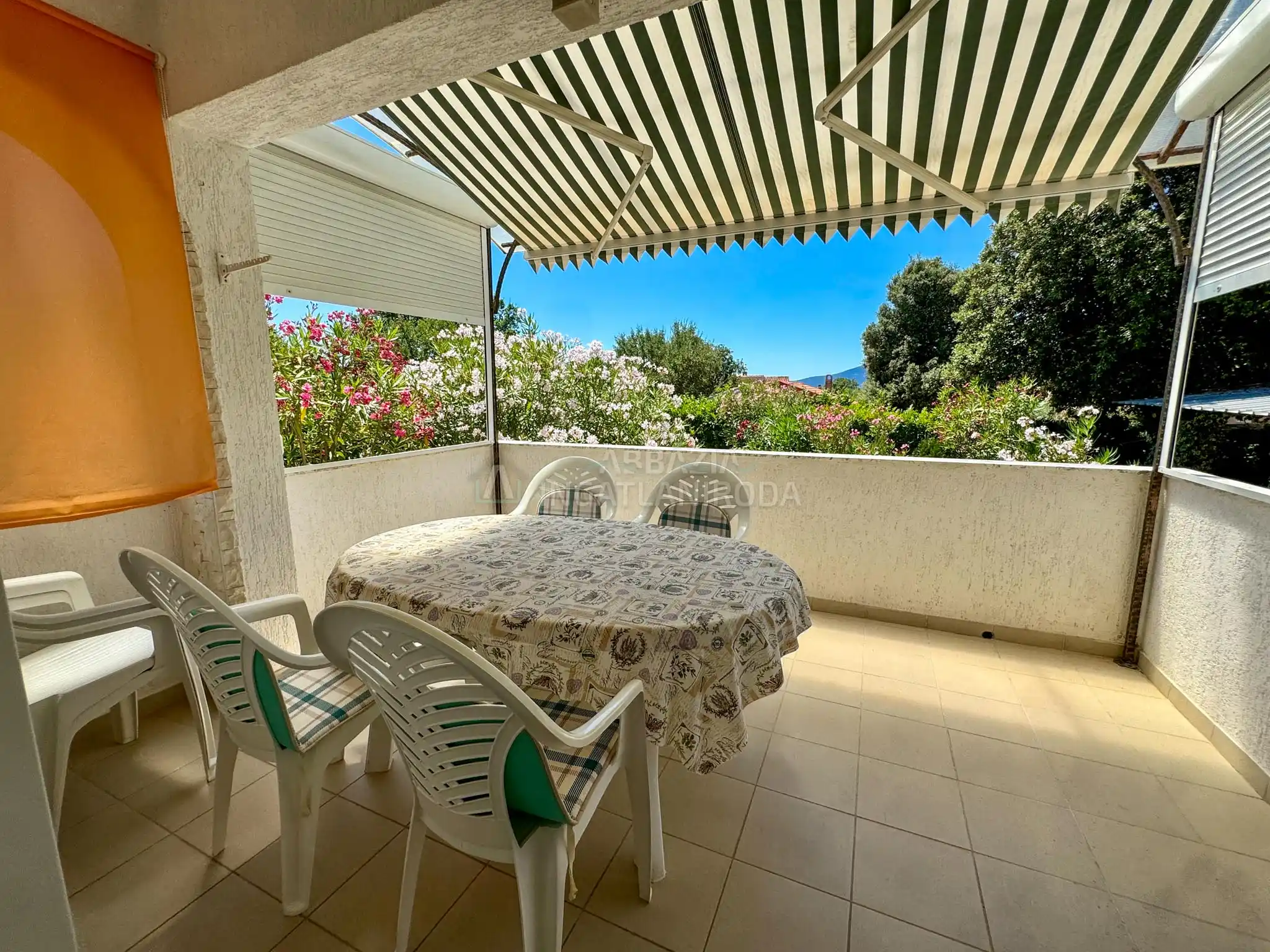 Pinezići – Apartmanház szép kerttel és medencével