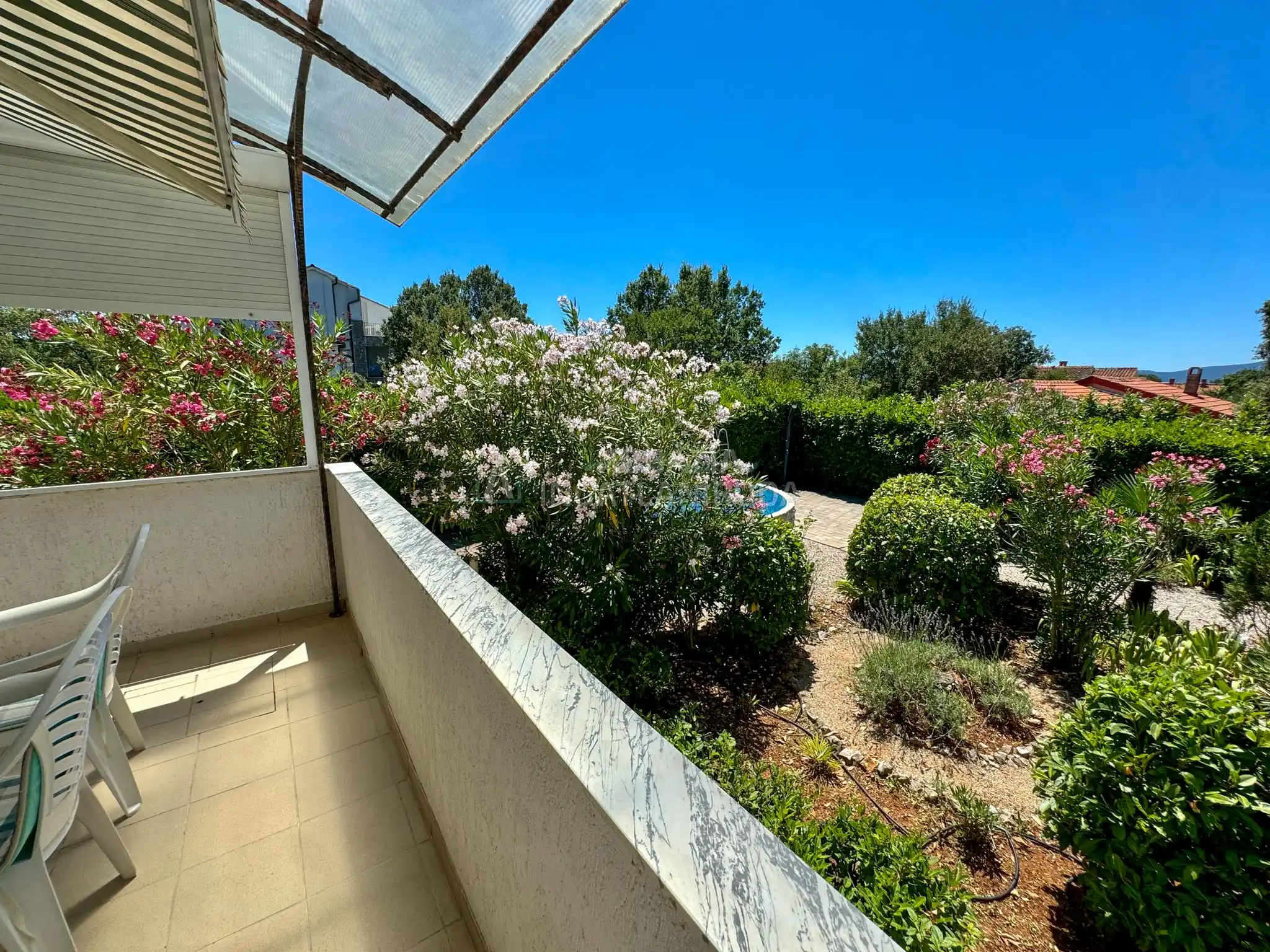 Pinezići – Apartmanház szép kerttel és medencével