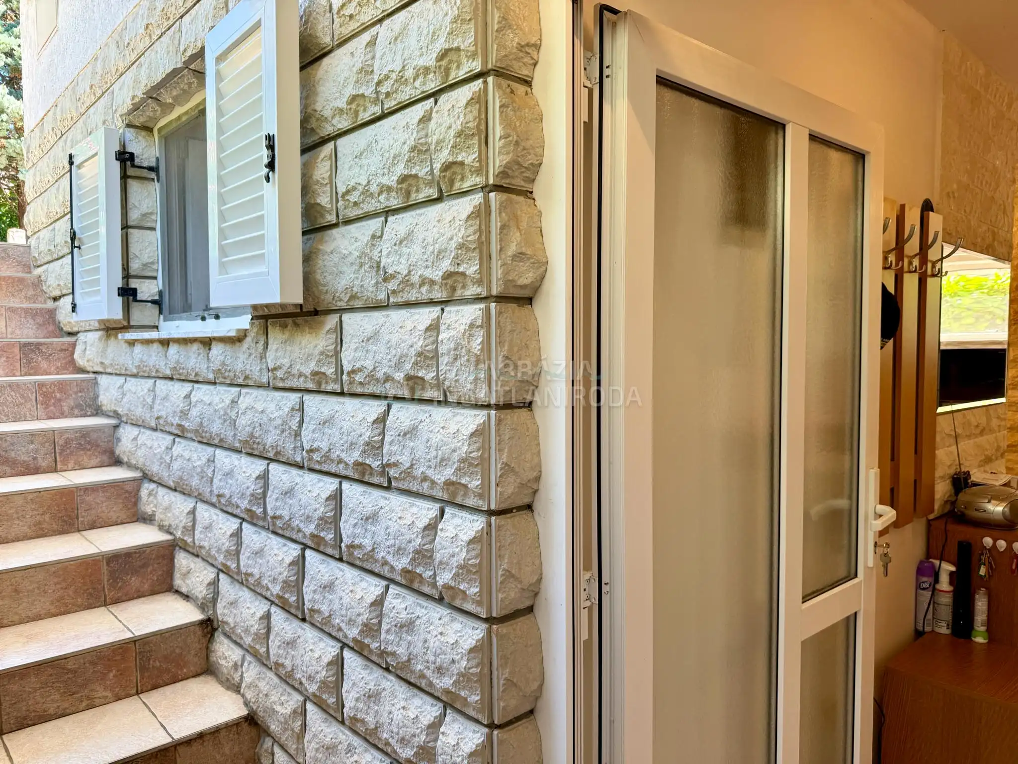 Pinezići – Apartmanház szép kerttel és medencével