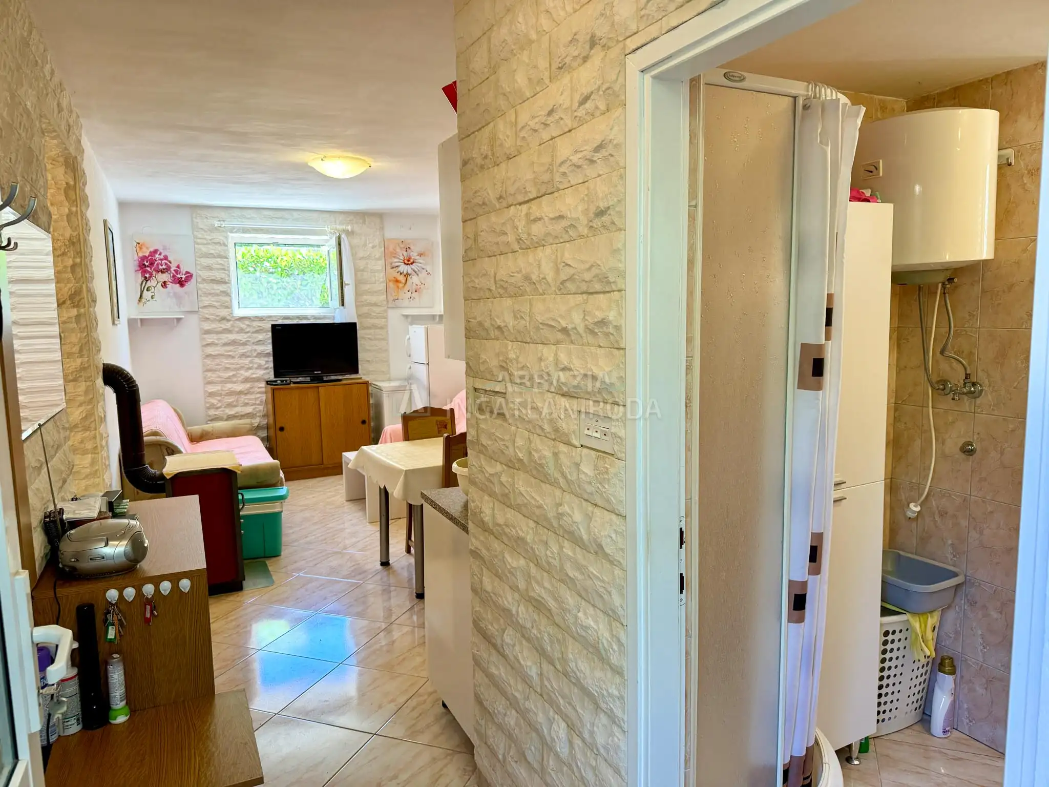 Pinezići – Apartmanház szép kerttel és medencével