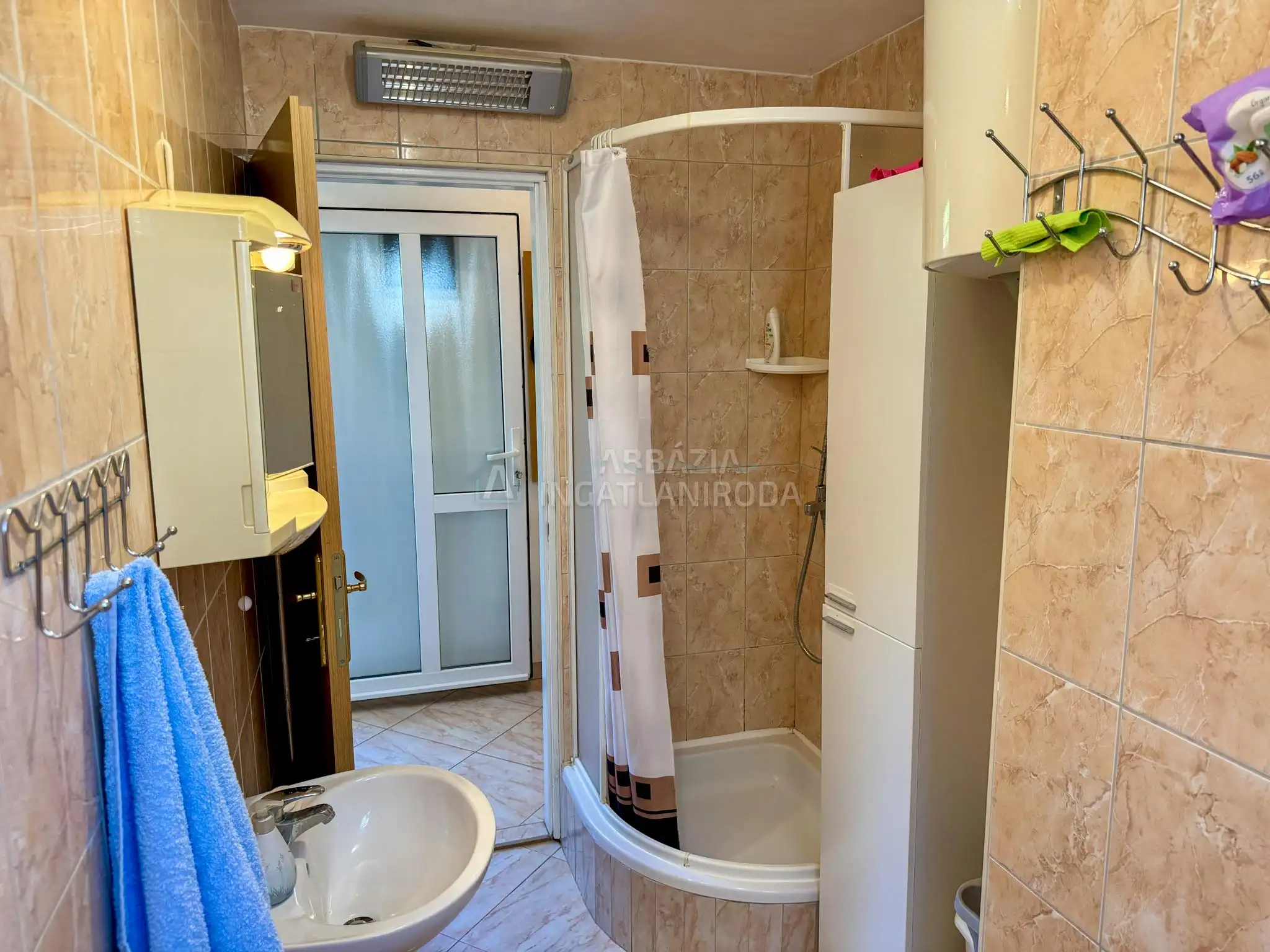 Pinezići – Apartmanház szép kerttel és medencével