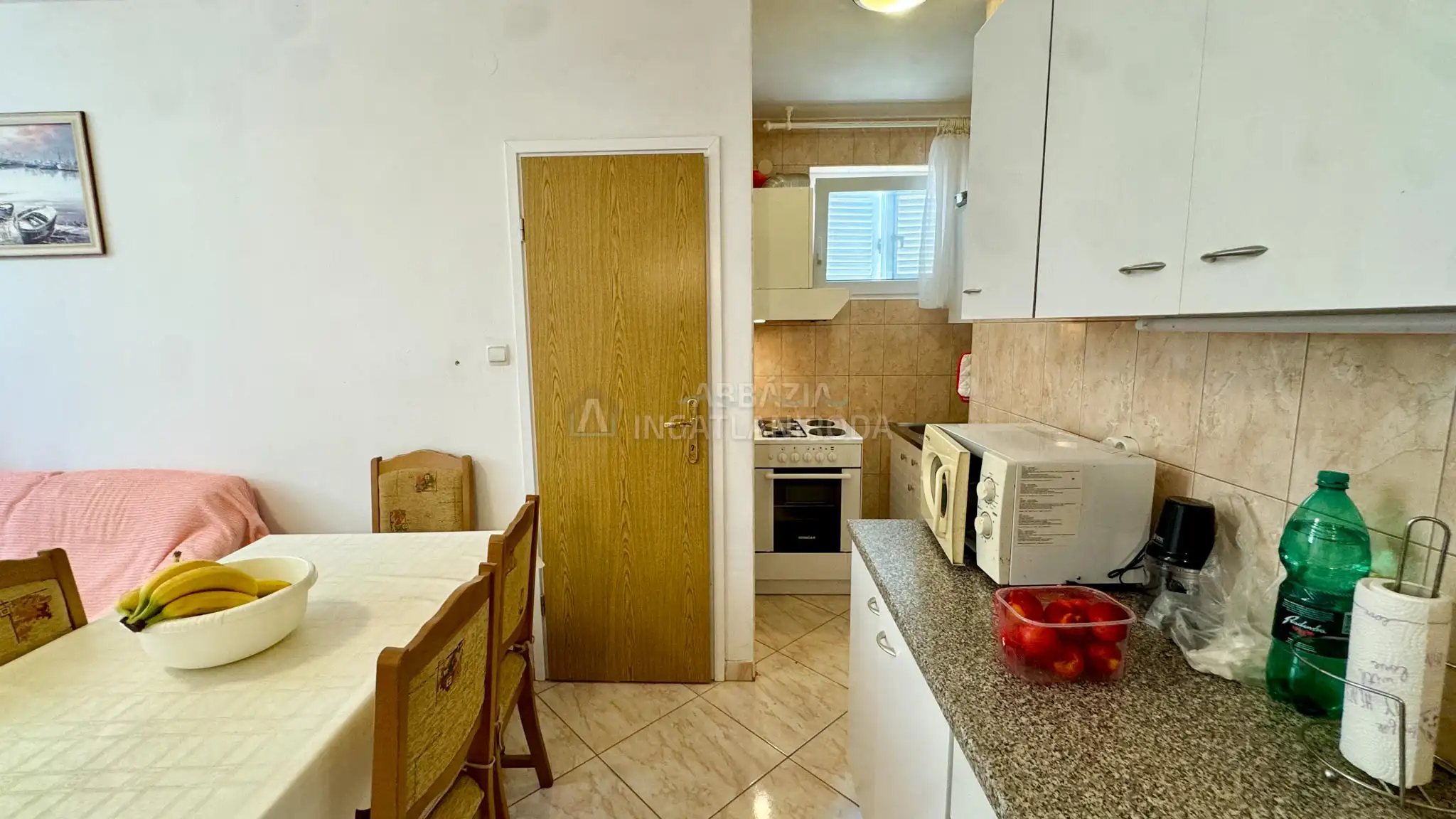 Pinezići – Apartmanház szép kerttel és medencével