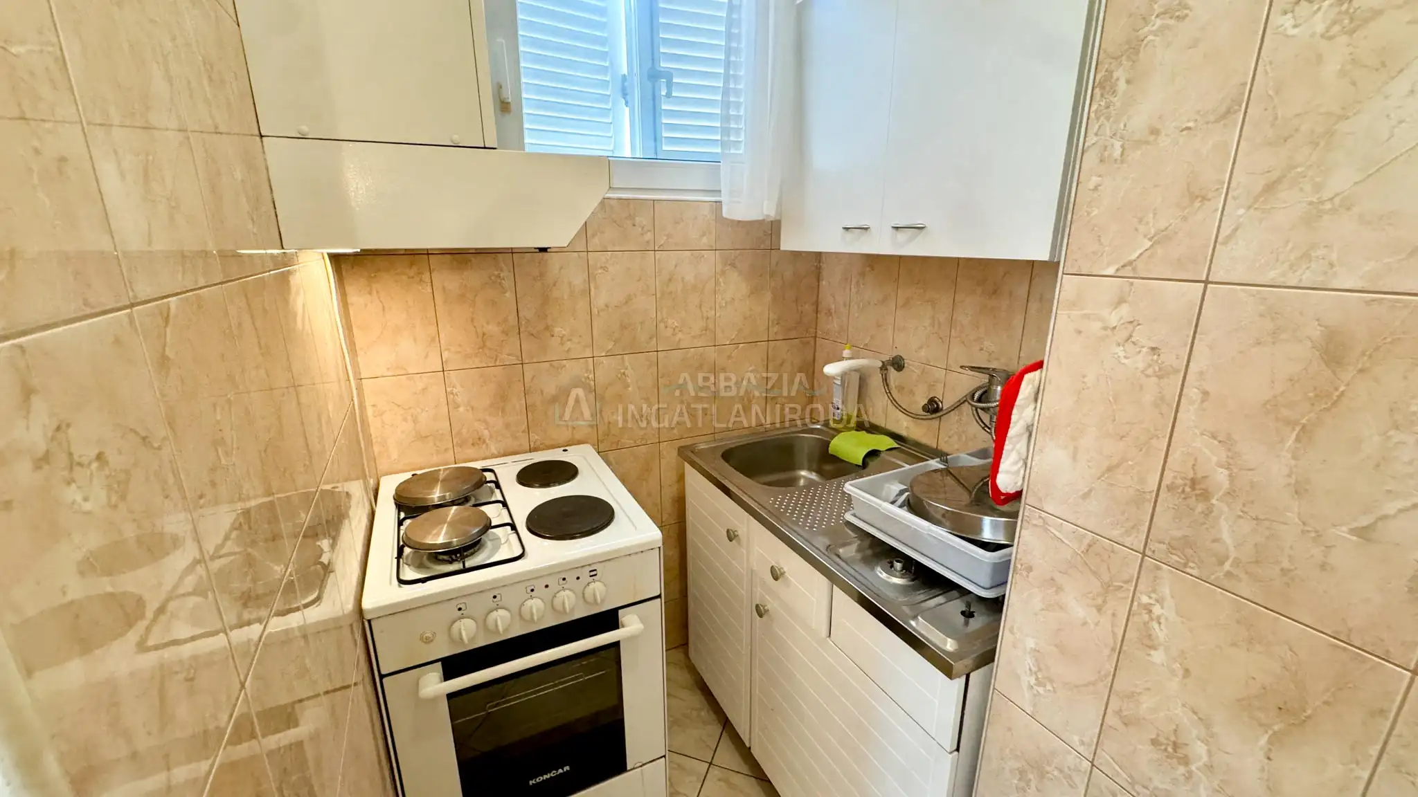 Pinezići – Apartmanház szép kerttel és medencével