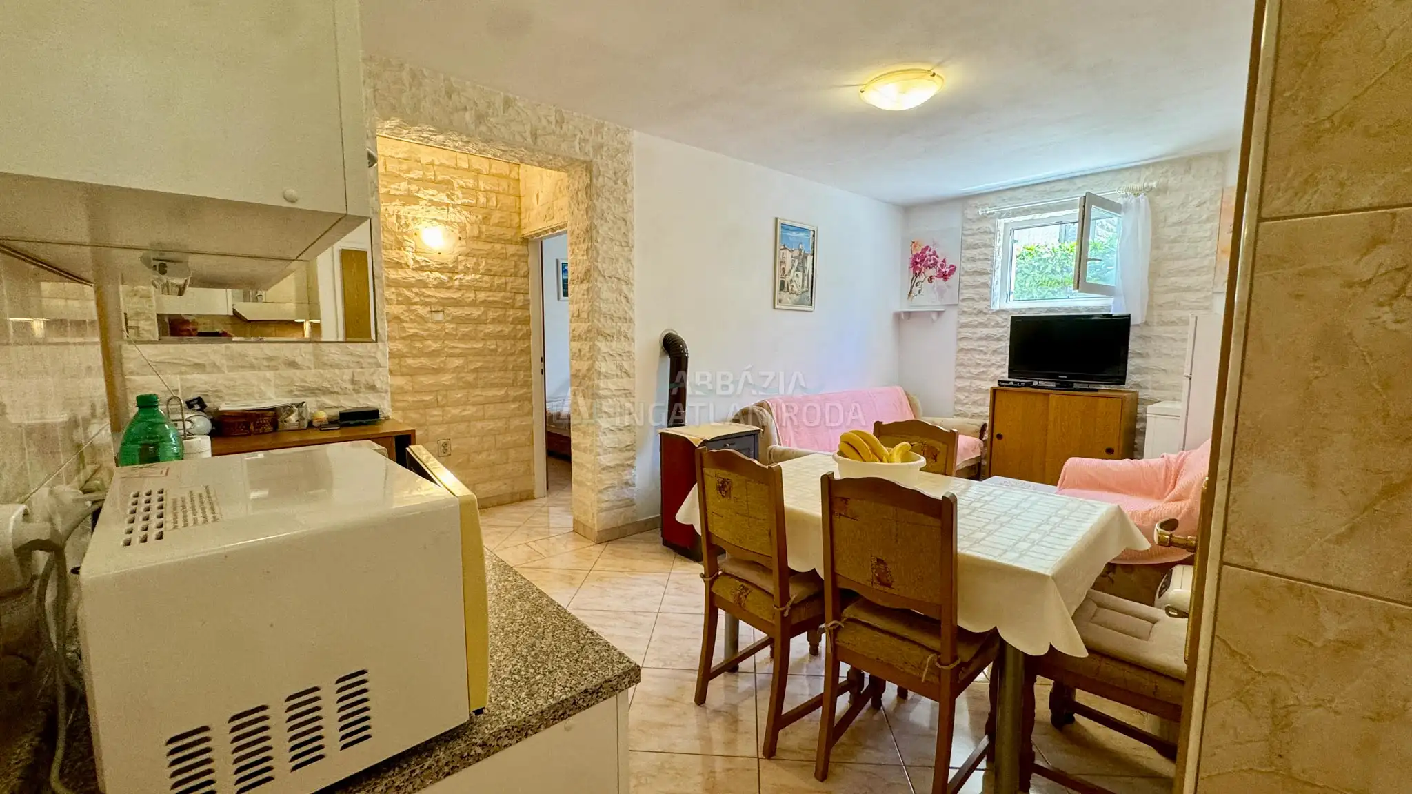 Pinezići – Apartmanház szép kerttel és medencével