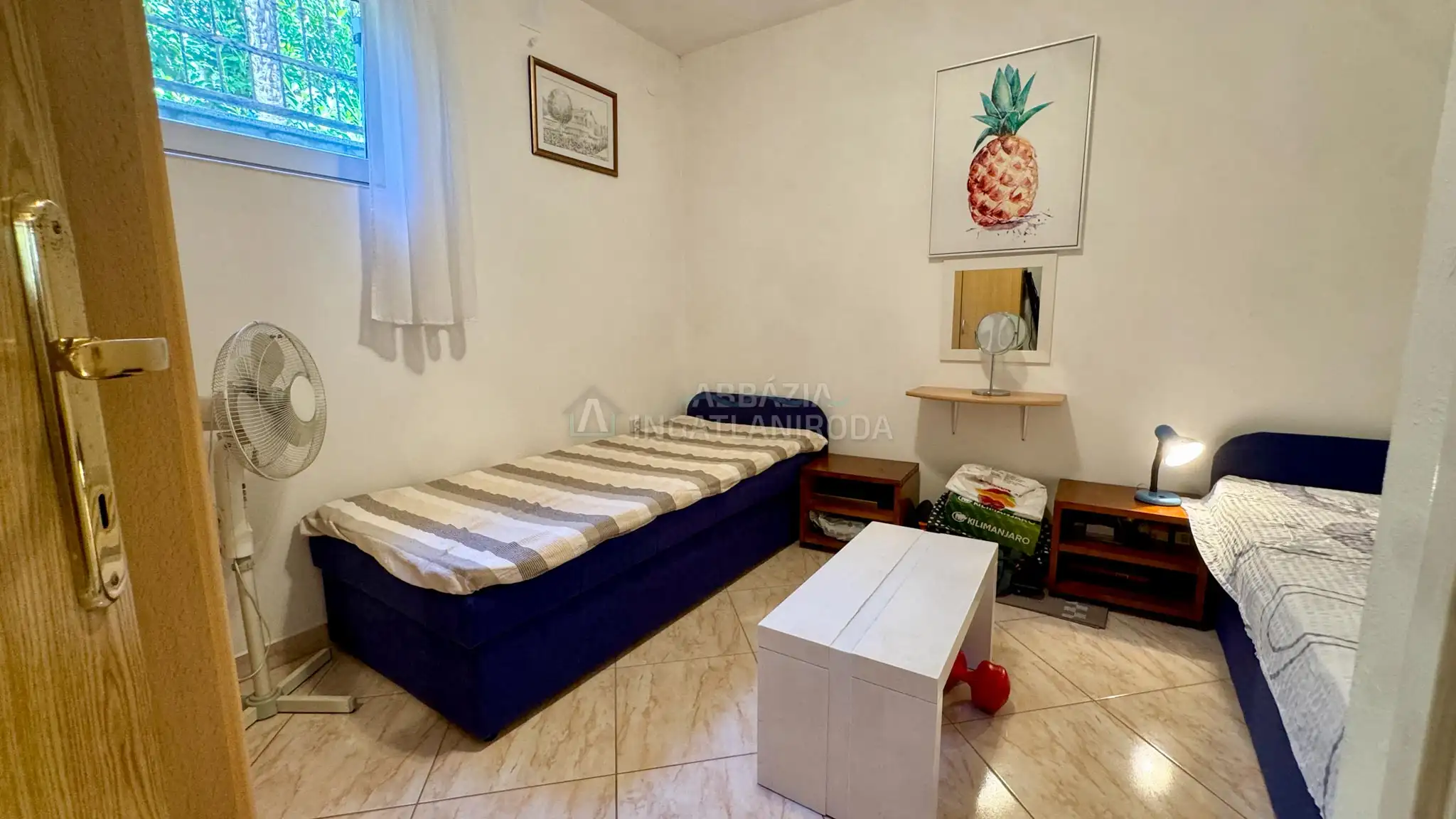 Pinezići – Apartmanház szép kerttel és medencével