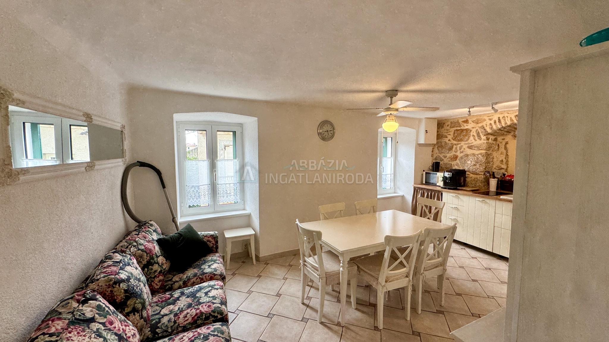 Apartman felújított kőházban