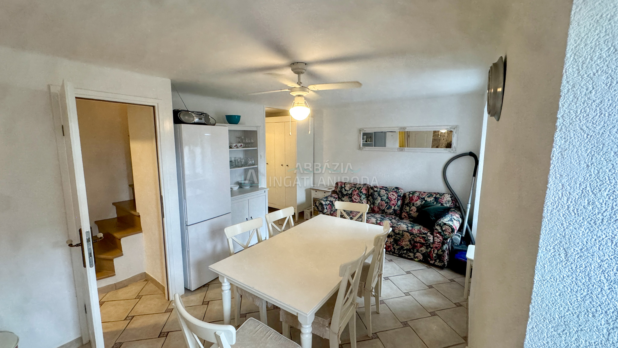 Apartman felújított kőházban