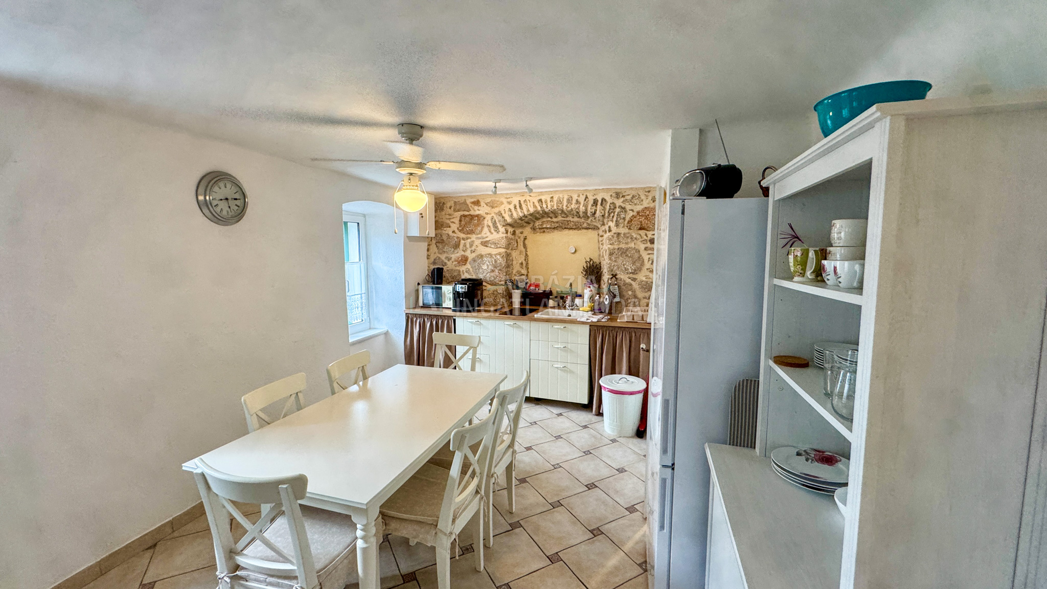 Apartman felújított kőházban