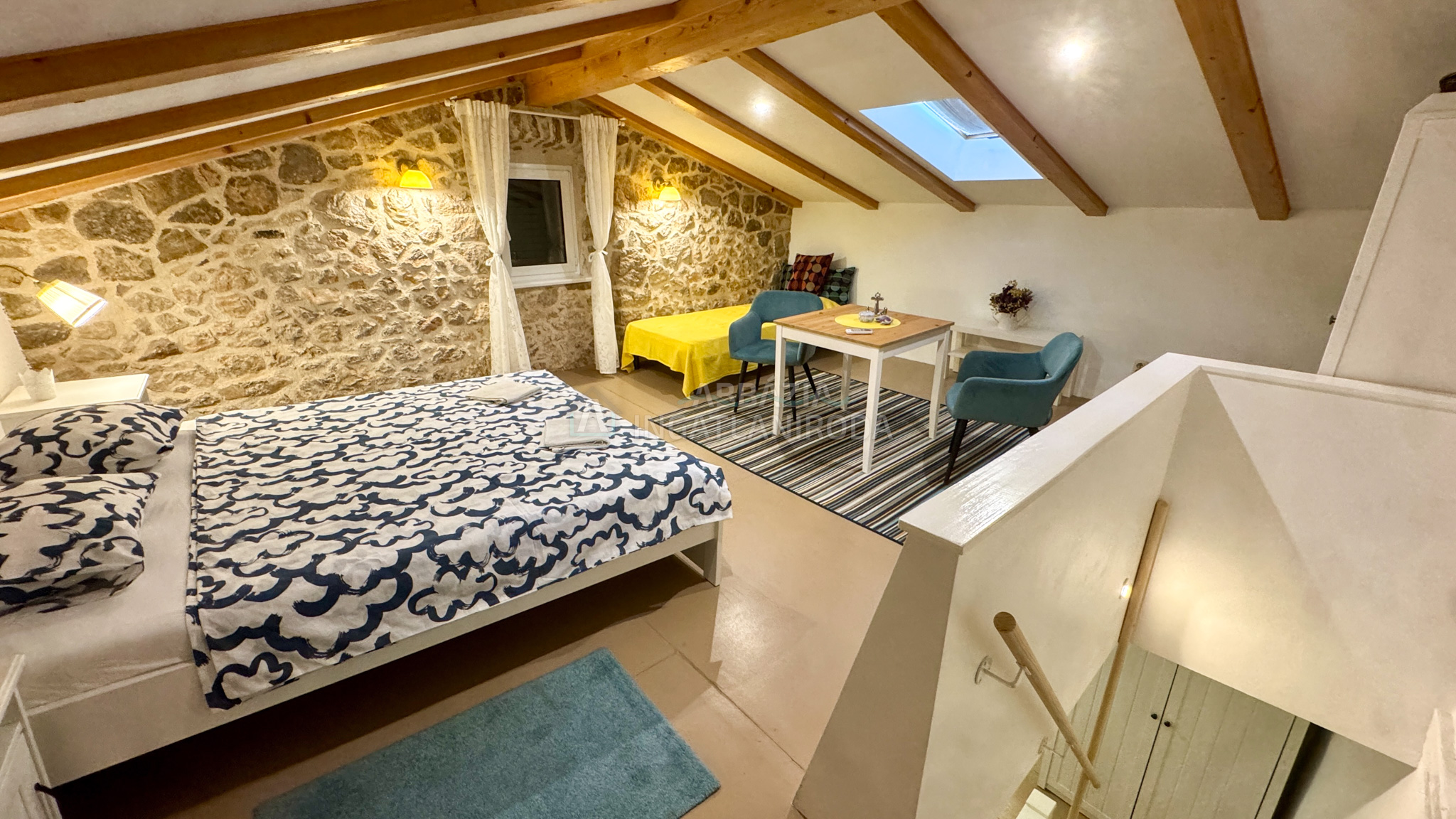 Apartman felújított kőházban