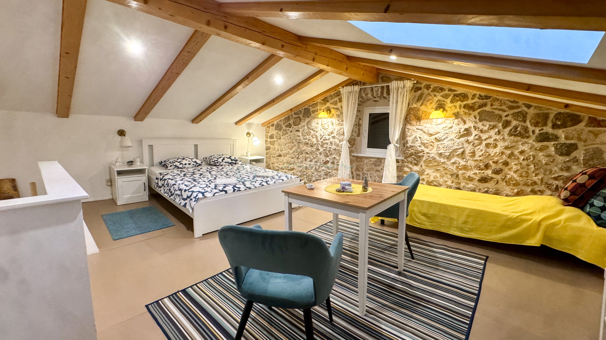 Apartman felújított kőházban