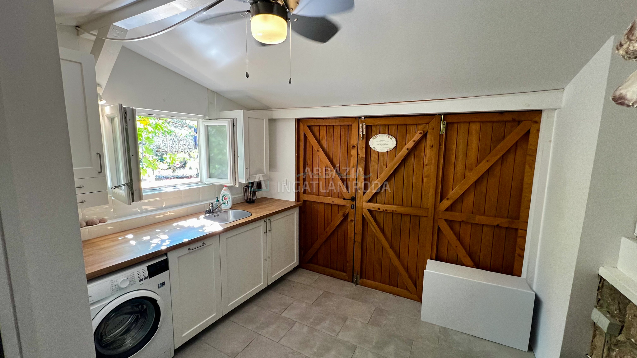 Apartman felújított kőházban