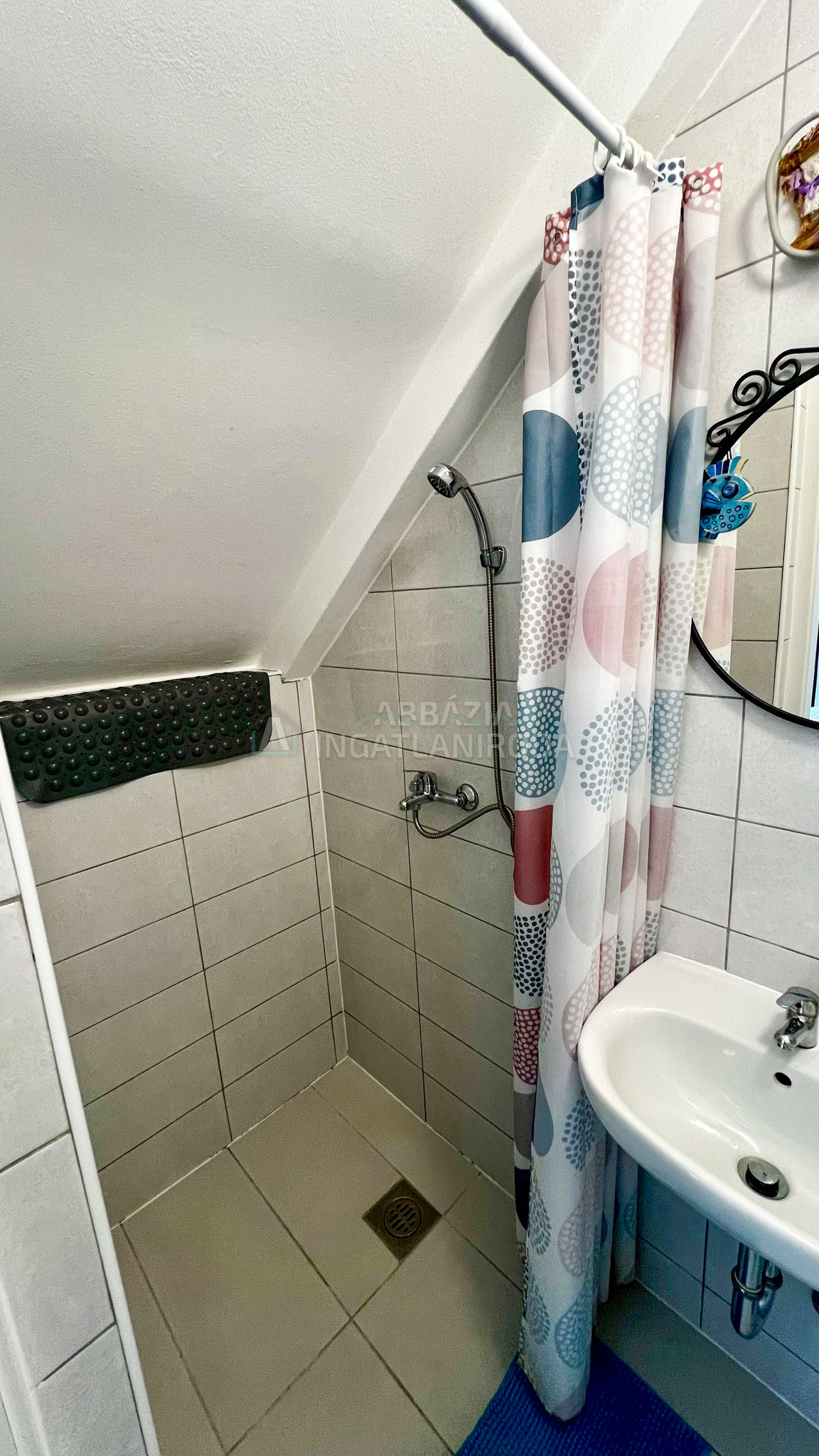Felújított kőház két önálló lakóegységgel