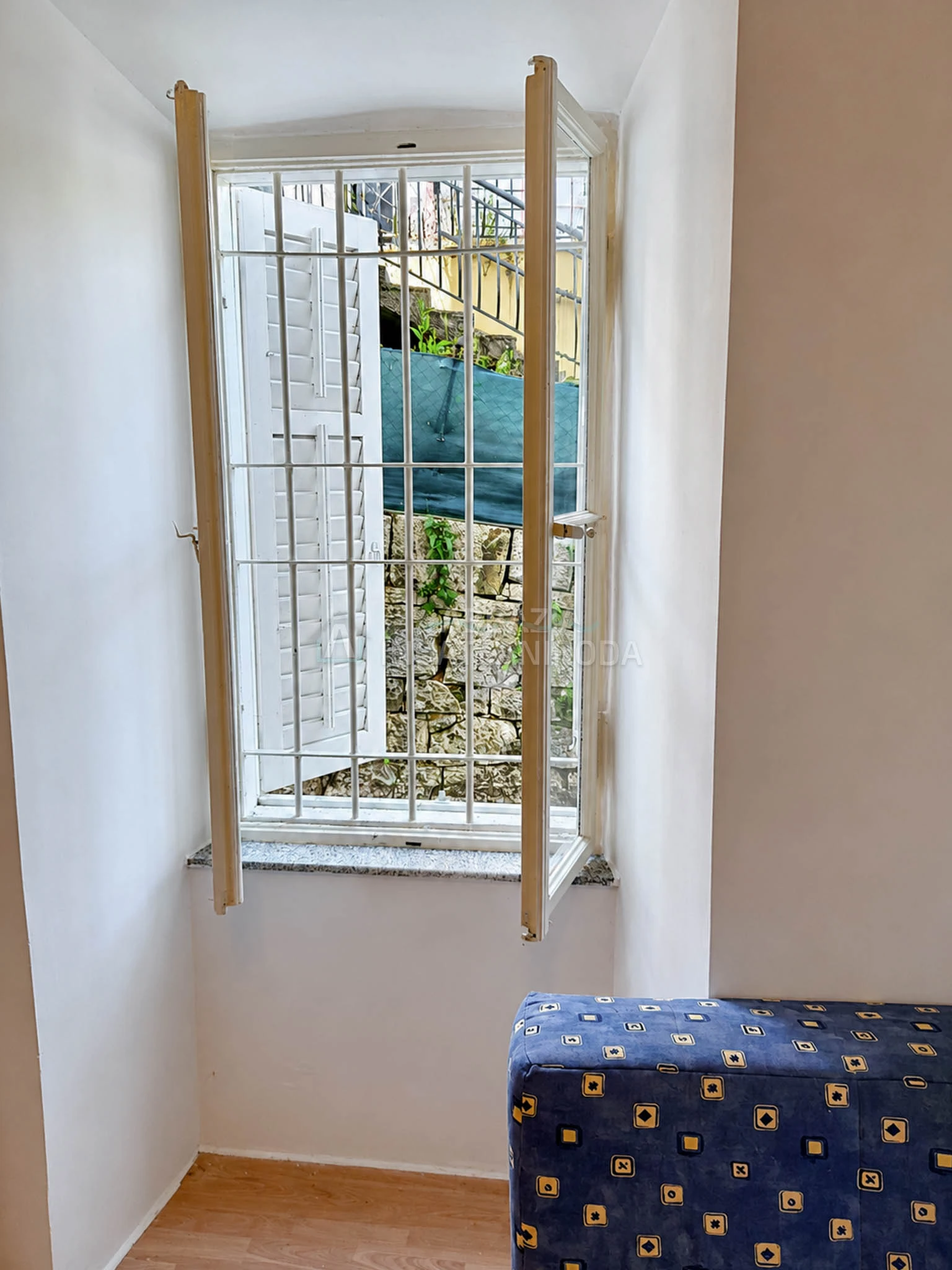 Opatija – Első sorban a tengerparton, hangulatos földszinti garzonlakás történelmi épületben