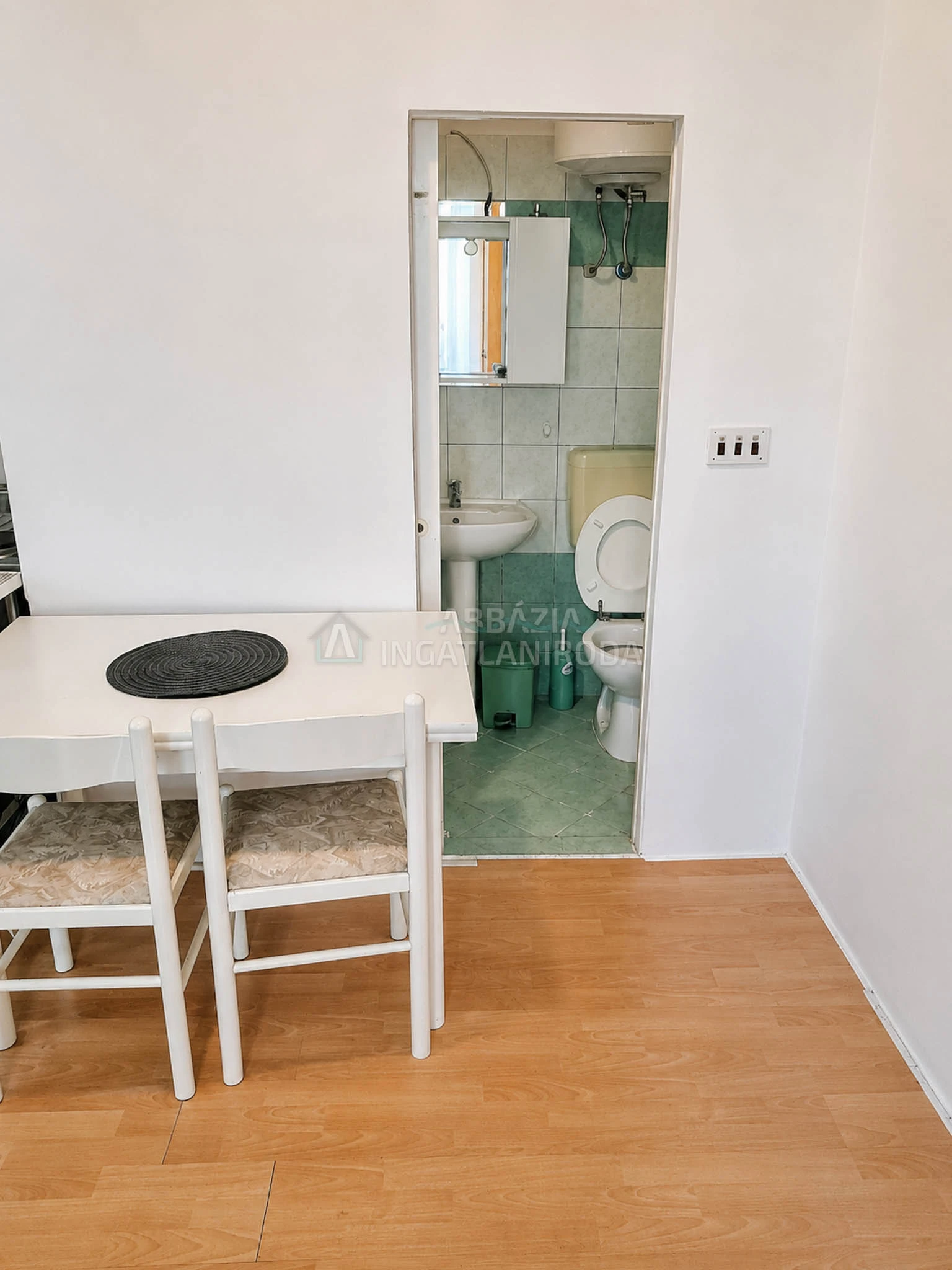 Opatija – Első sorban a tengerparton, hangulatos földszinti garzonlakás történelmi épületben